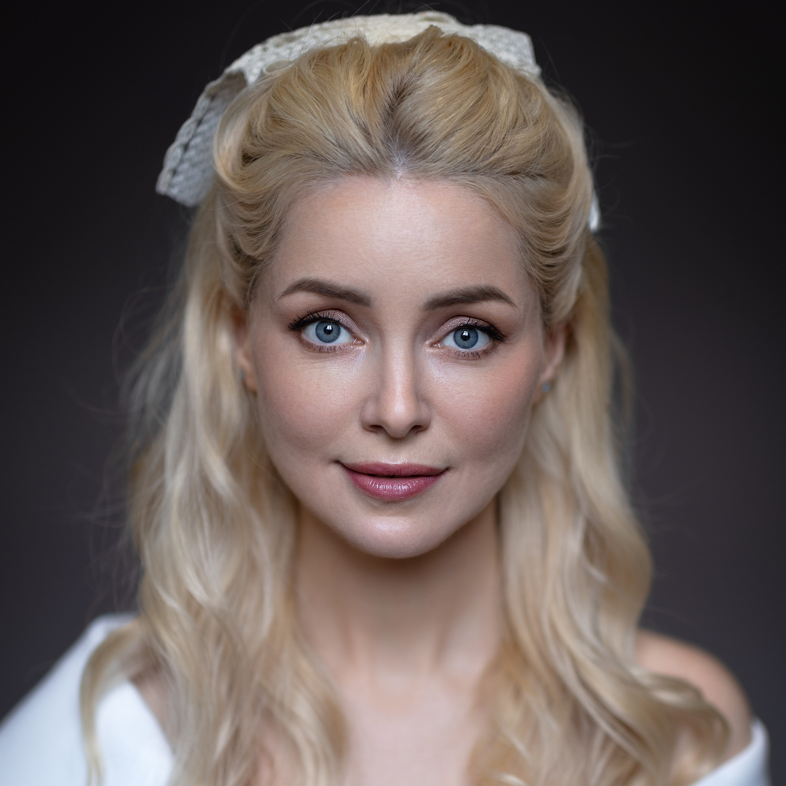 Портрет красивой девушки блондинки в белом платье с бантом Лимы Расуловой