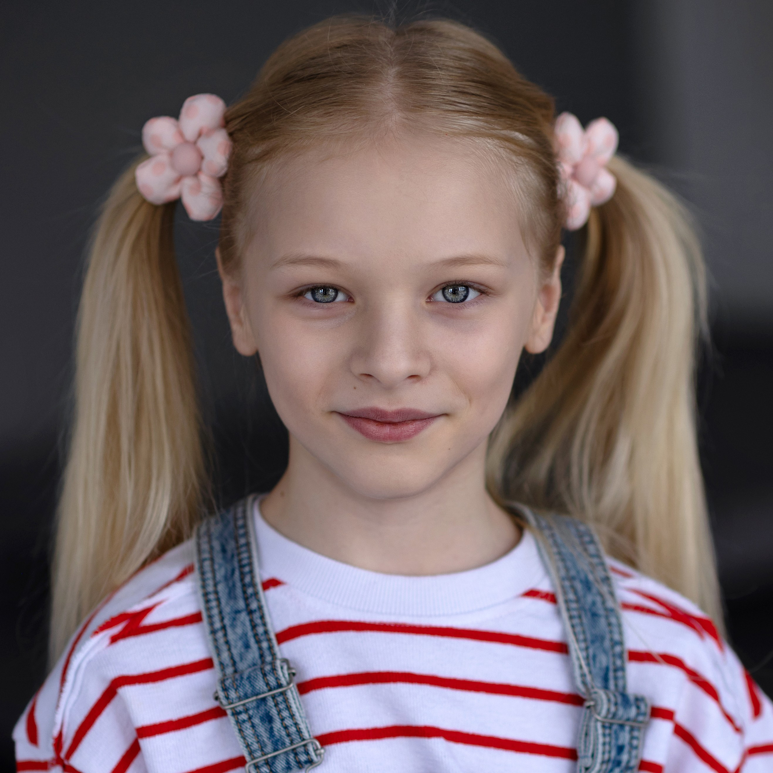 Портрет девочки с двумя хвостиками