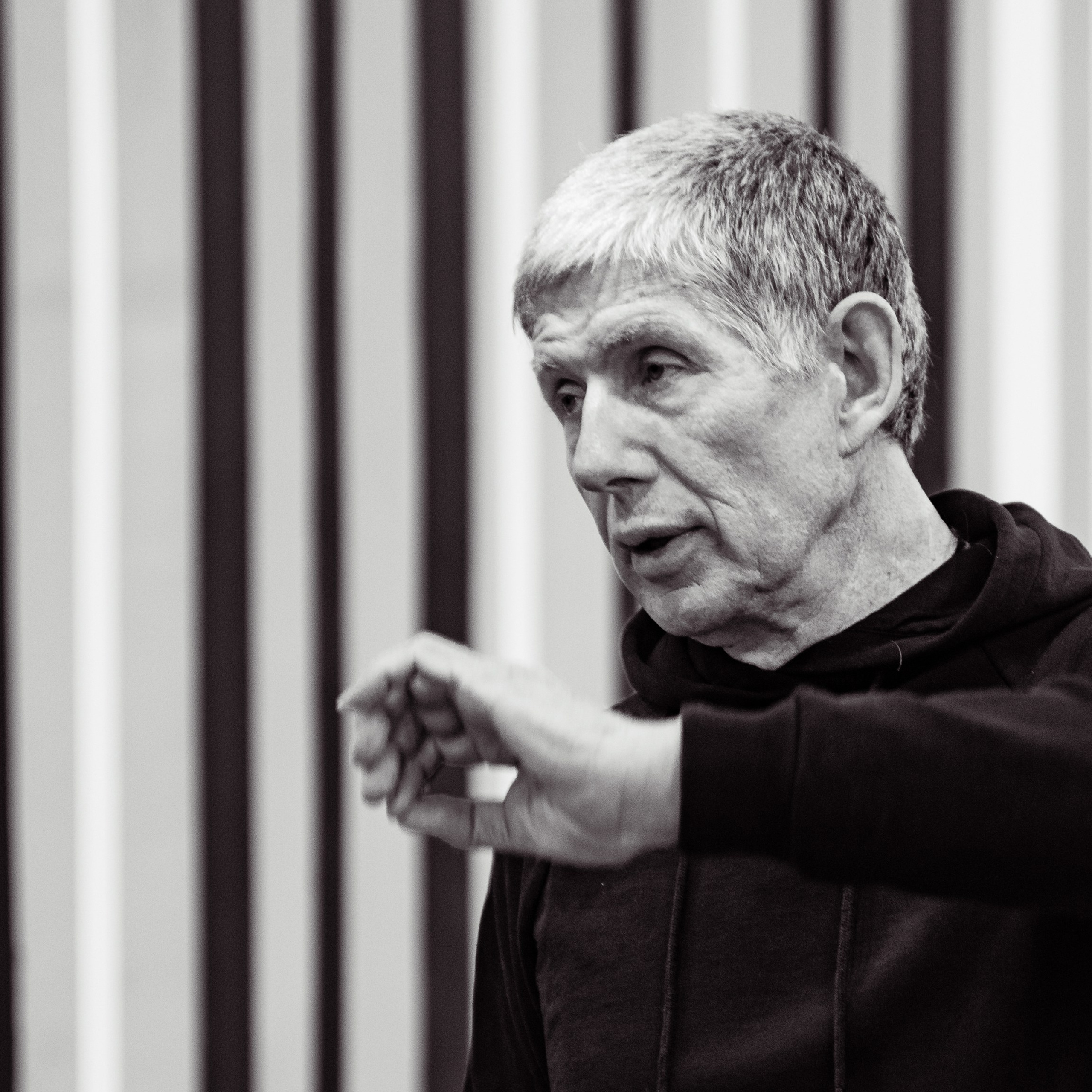 на выставке фотографа Костаса Асимиса