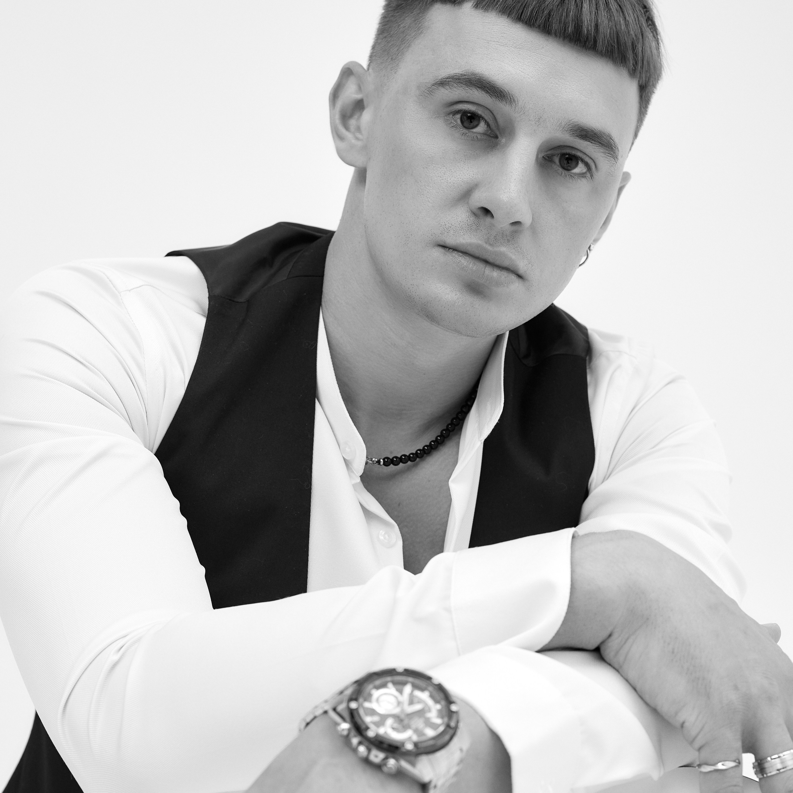 В&nbsp;студии (ЧБ)