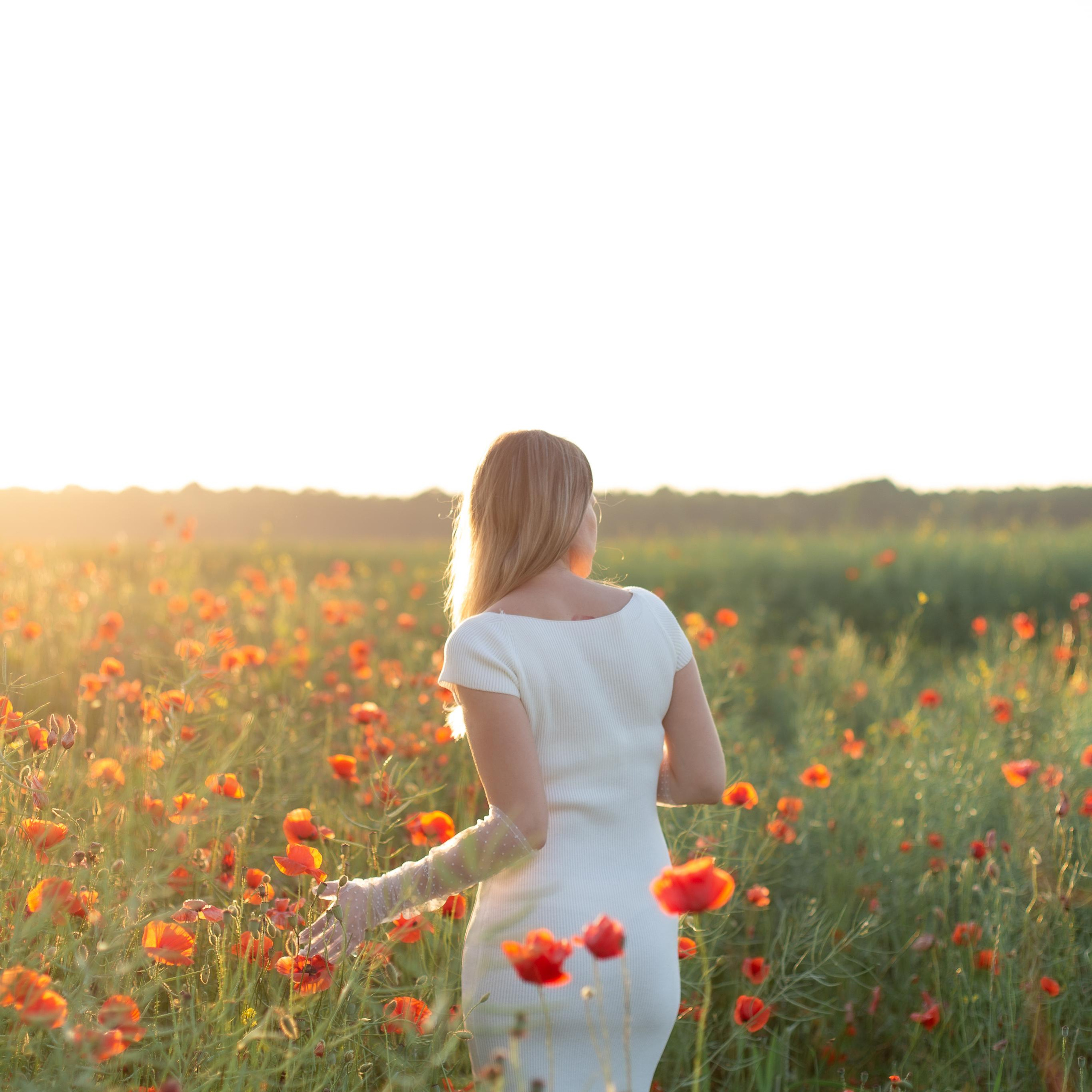 Катя. Маковое поле