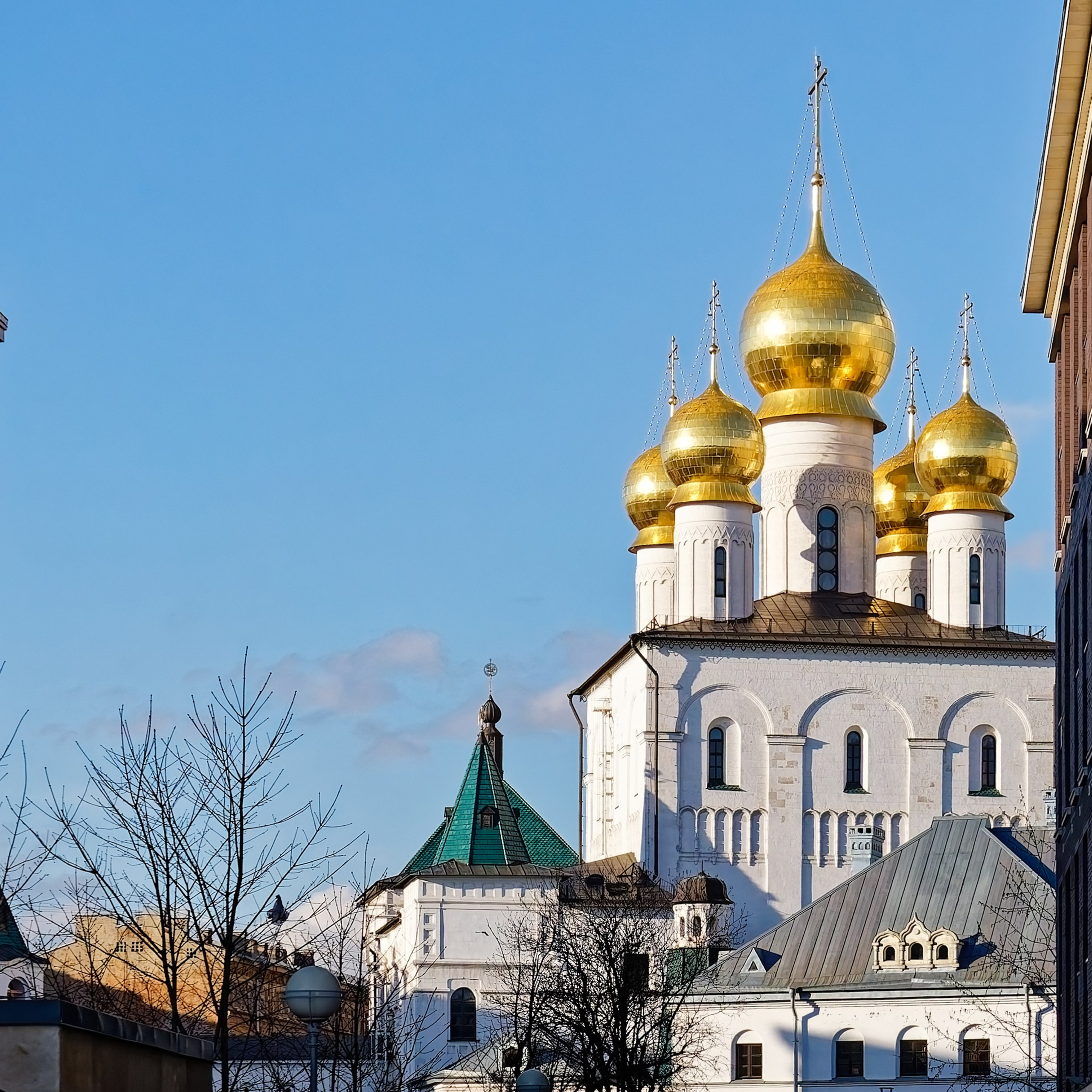 Вид на собор в Петербурге при дневном свете с городским окружением