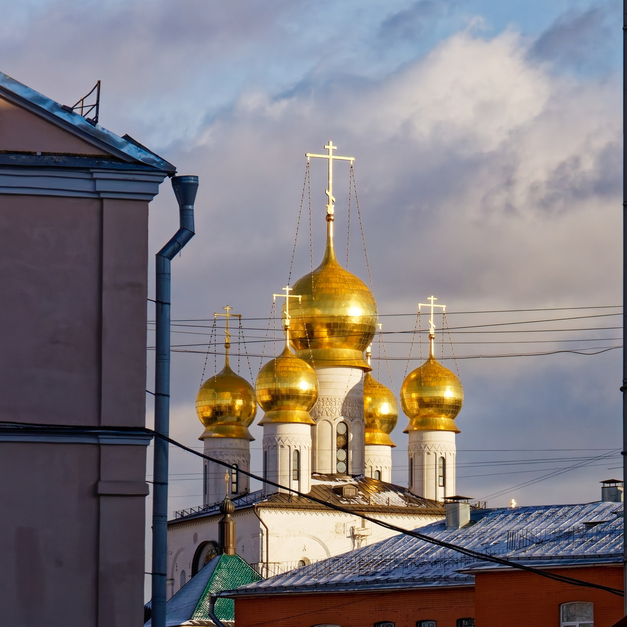 Золочёные купола Феодоровского собора в Петербурге на фоне ясного неба