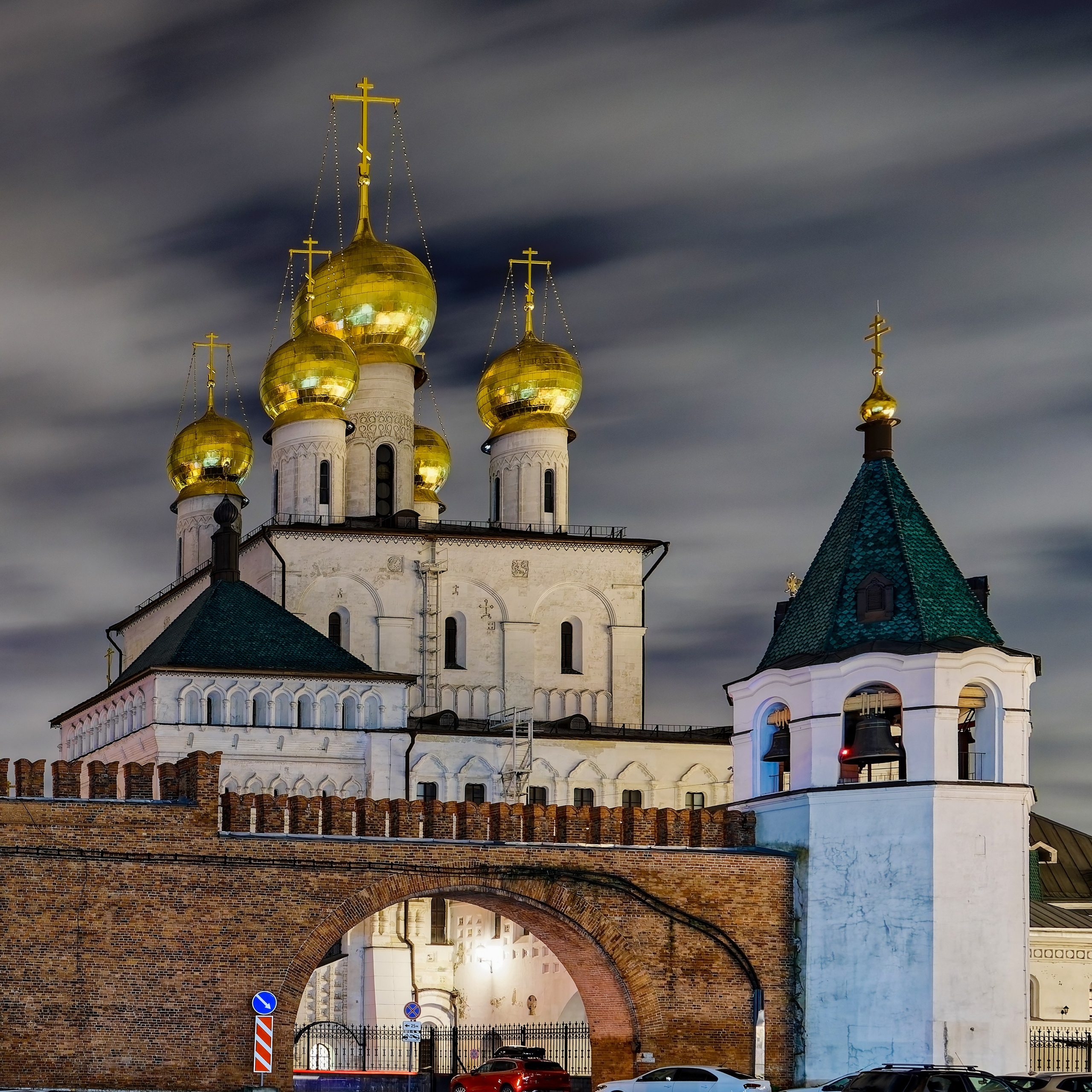 Кремлёвская стена у колокольни Феодоровского собора в Санкт-Петербурге