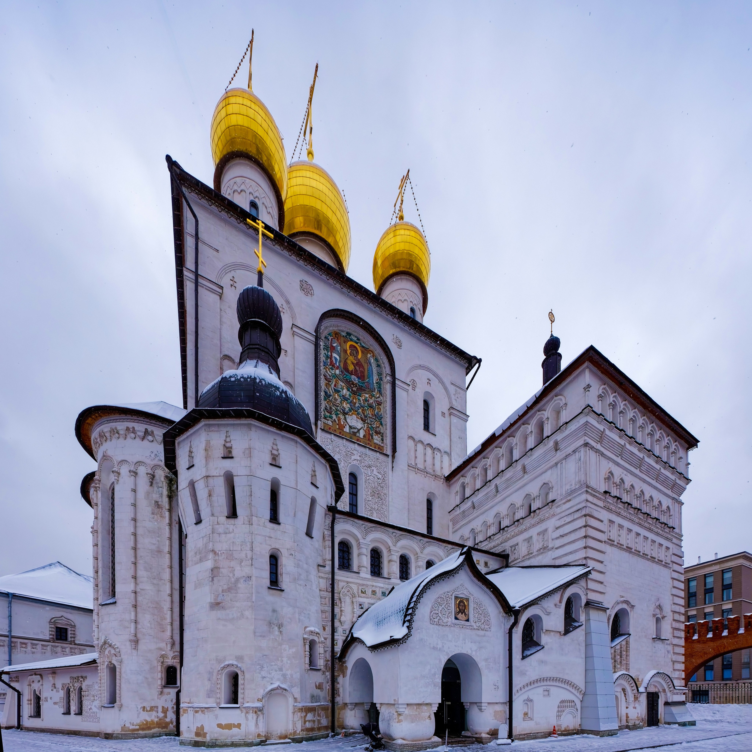 Асимметричные башни северного фасада собора в Санкт-Петербурге