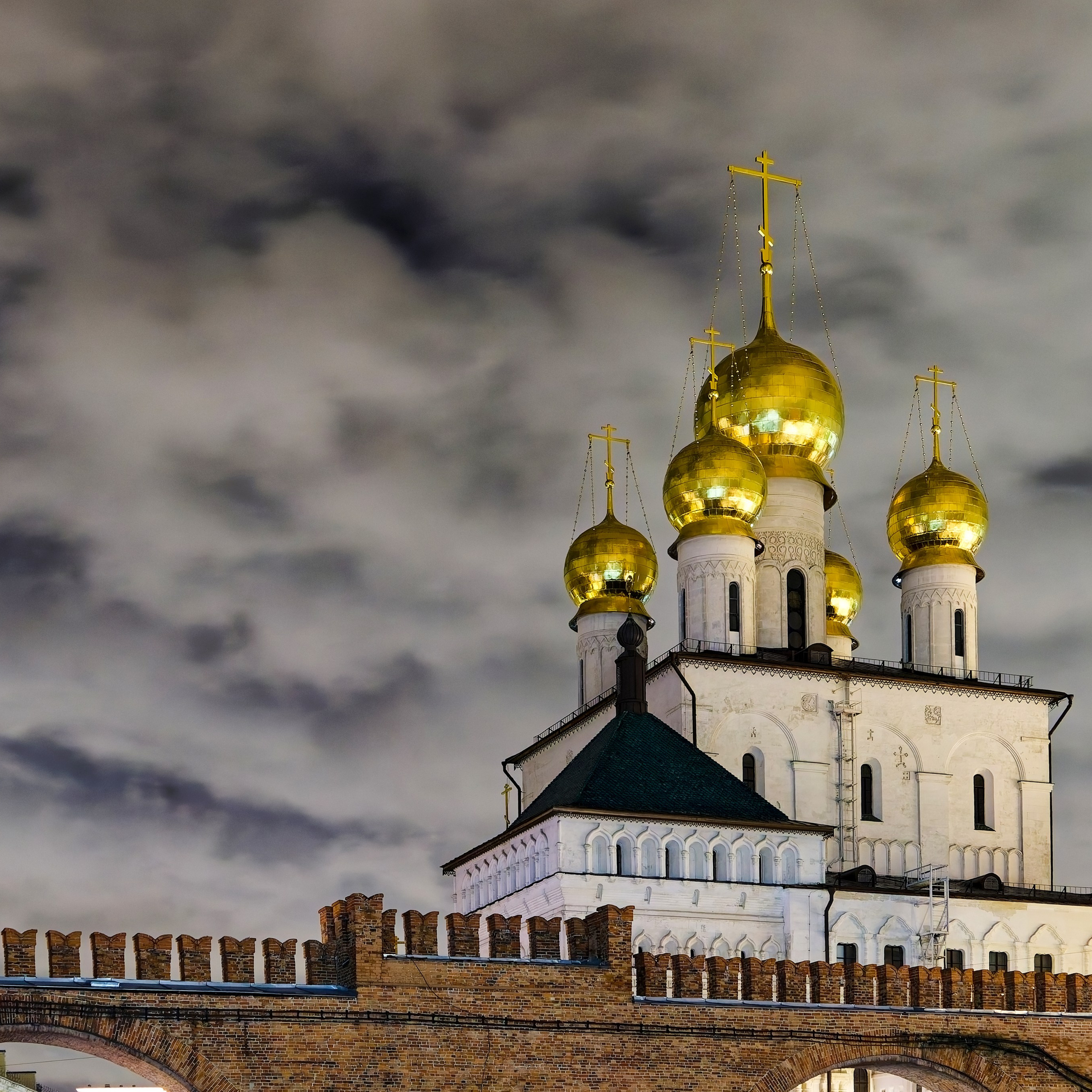 Ночной кадр собора в неорусском стиле в Санкт-Петербурге
