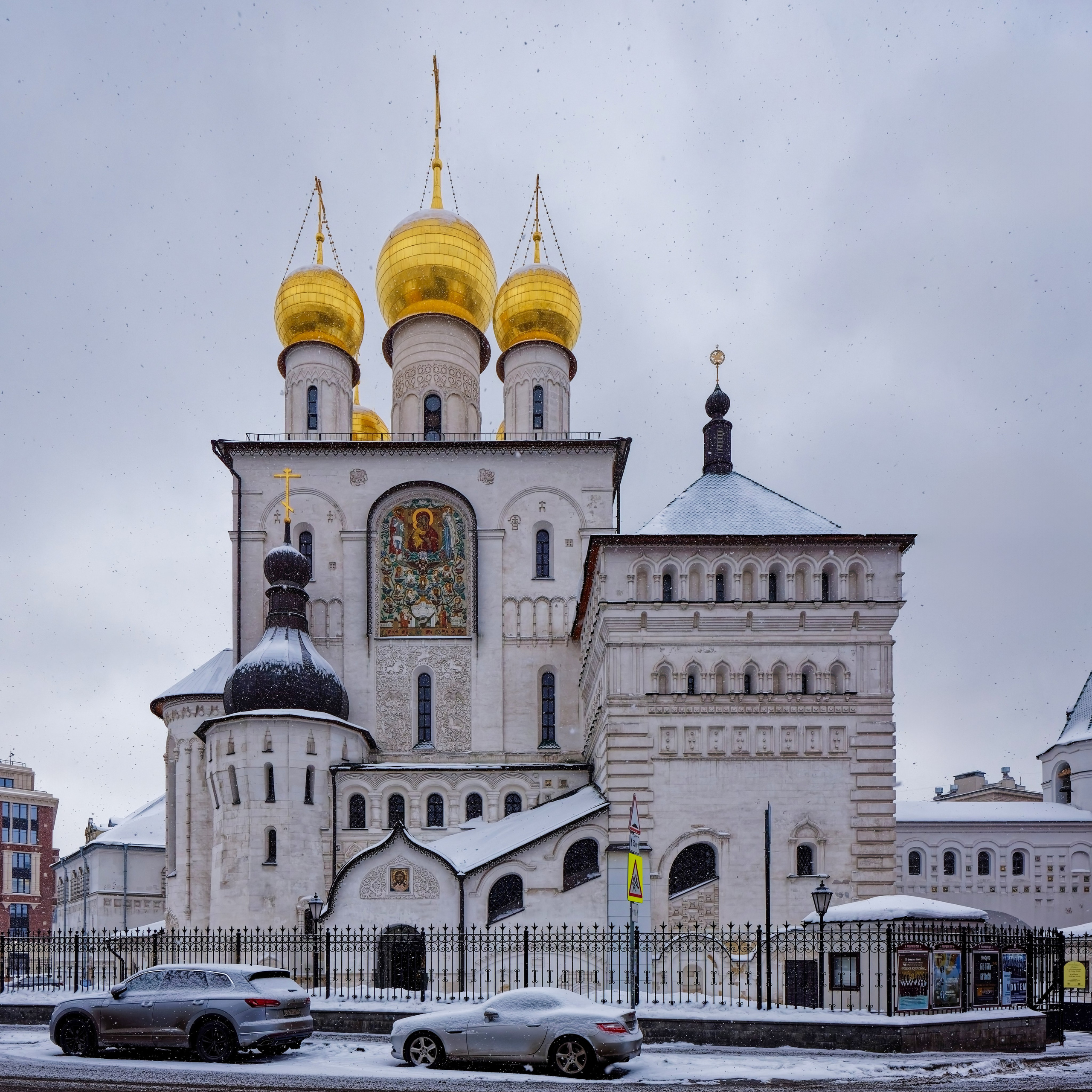 Майоликовое панно на фасаде Феодоровского собора с Феодоровской иконой Божией Матери