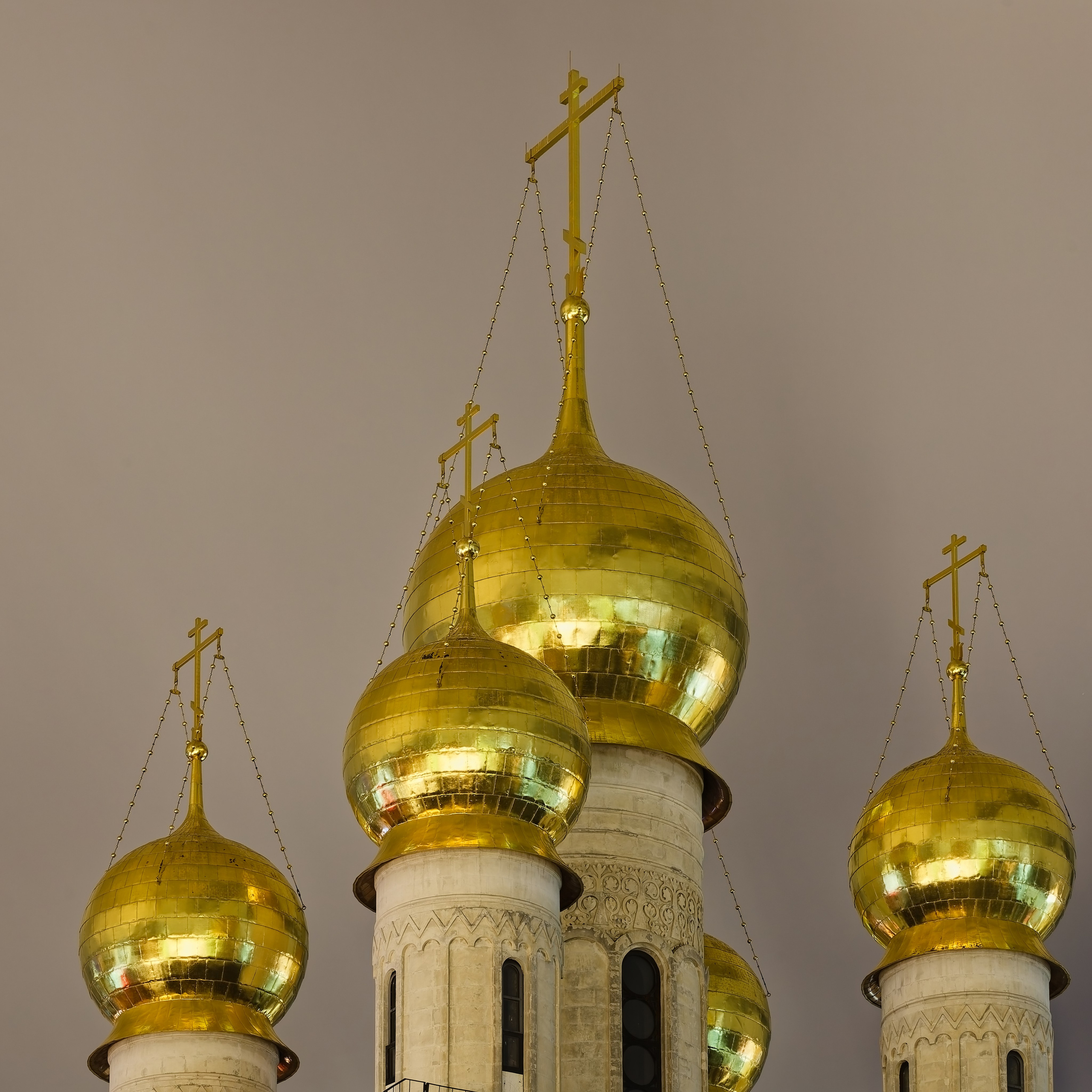 Силуэты куполов в вечерних сумерках над Миргородской улицей Петербурга