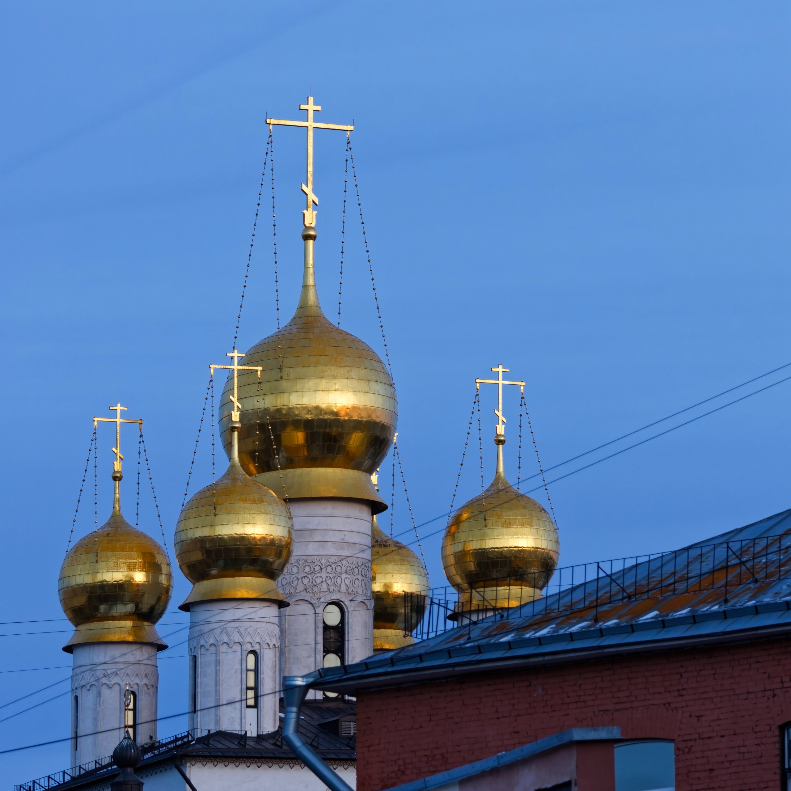 Дневной вид на Феодоровский собор со стороны городской застройки СПб