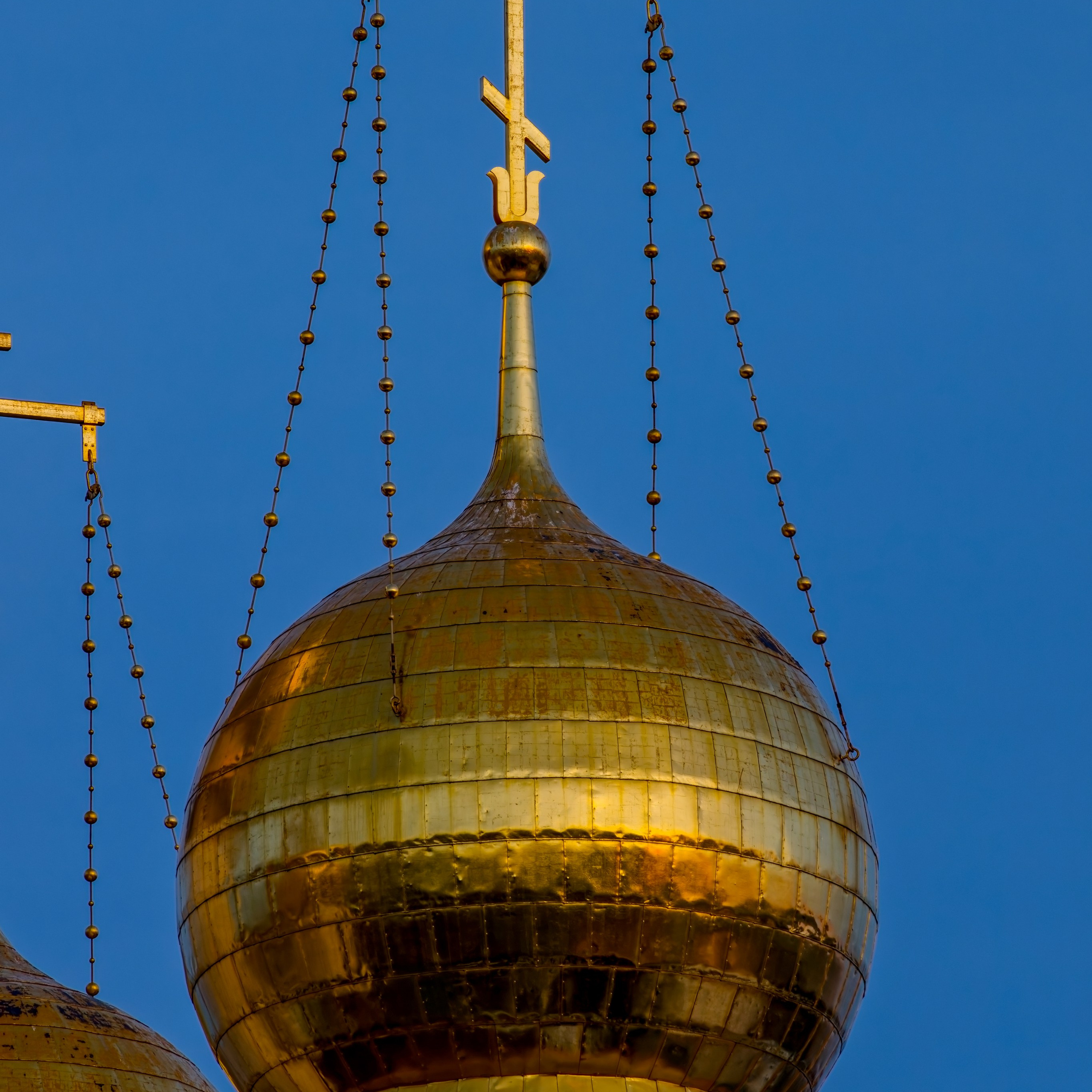 Центральный купол с крестом в лучах заката над Феодоровским собором СПб