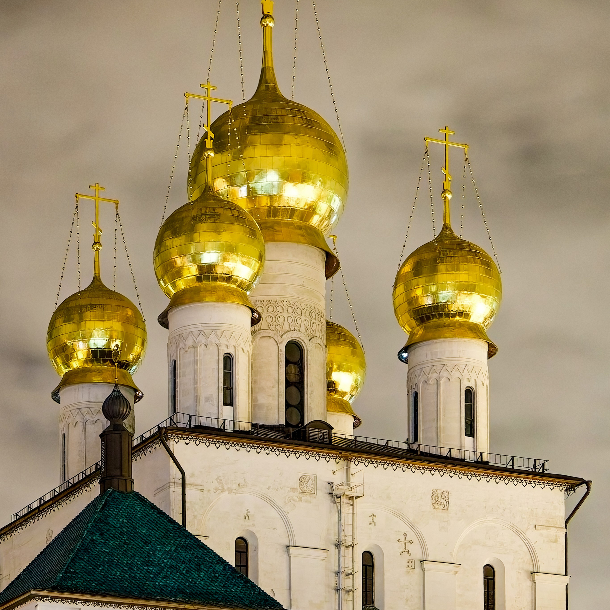 Барабаны и луковичные главы собора в Петербурге в пасмурный день