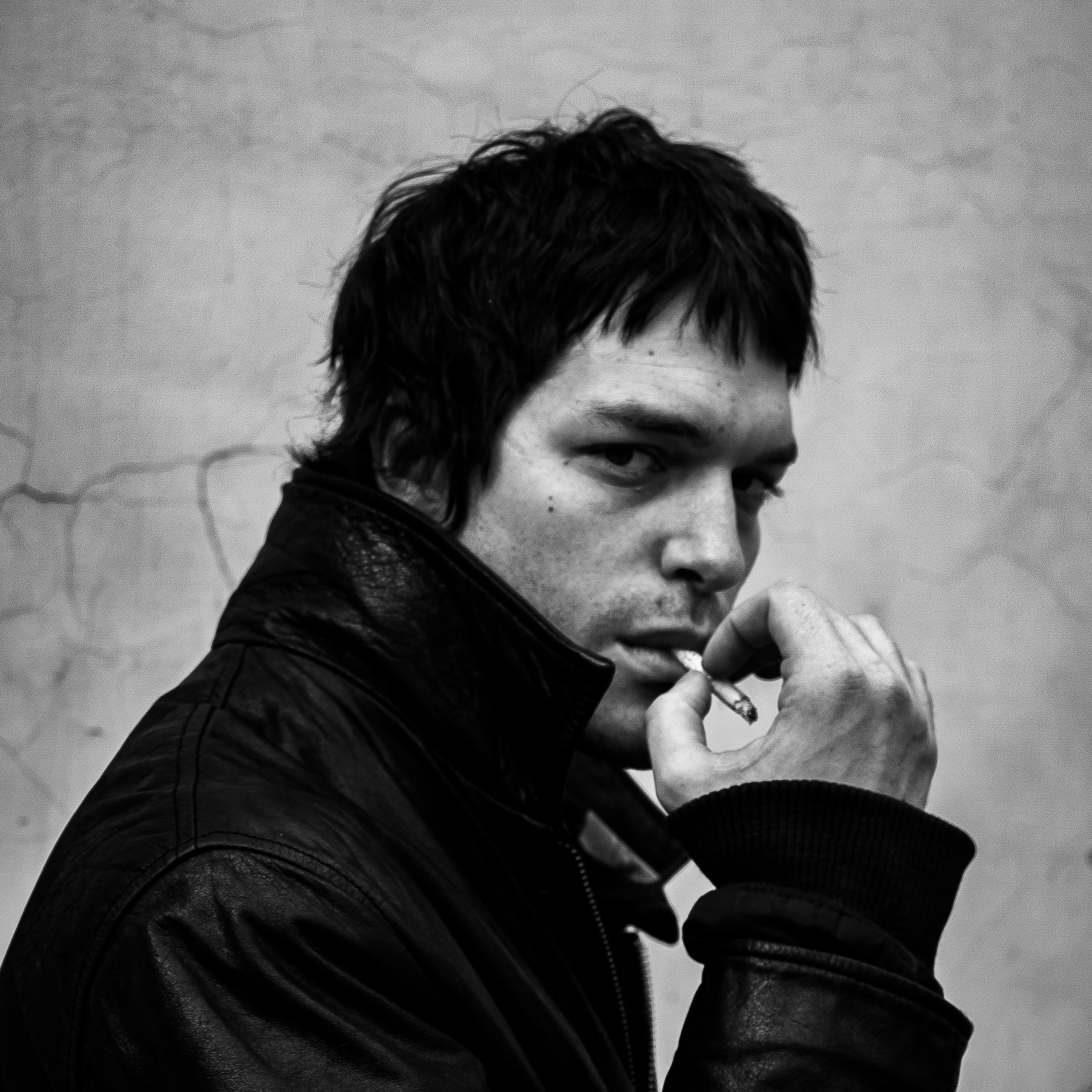 портрет, ЧБ, сигарета, портрет с сигаретой, мужчина, модель, мужчина курит, курение, дым, фото, фотография модель, фото портрет, кино, стиль кино, бандитский петербург, ленинград, петербург, красивый мужчина, актер