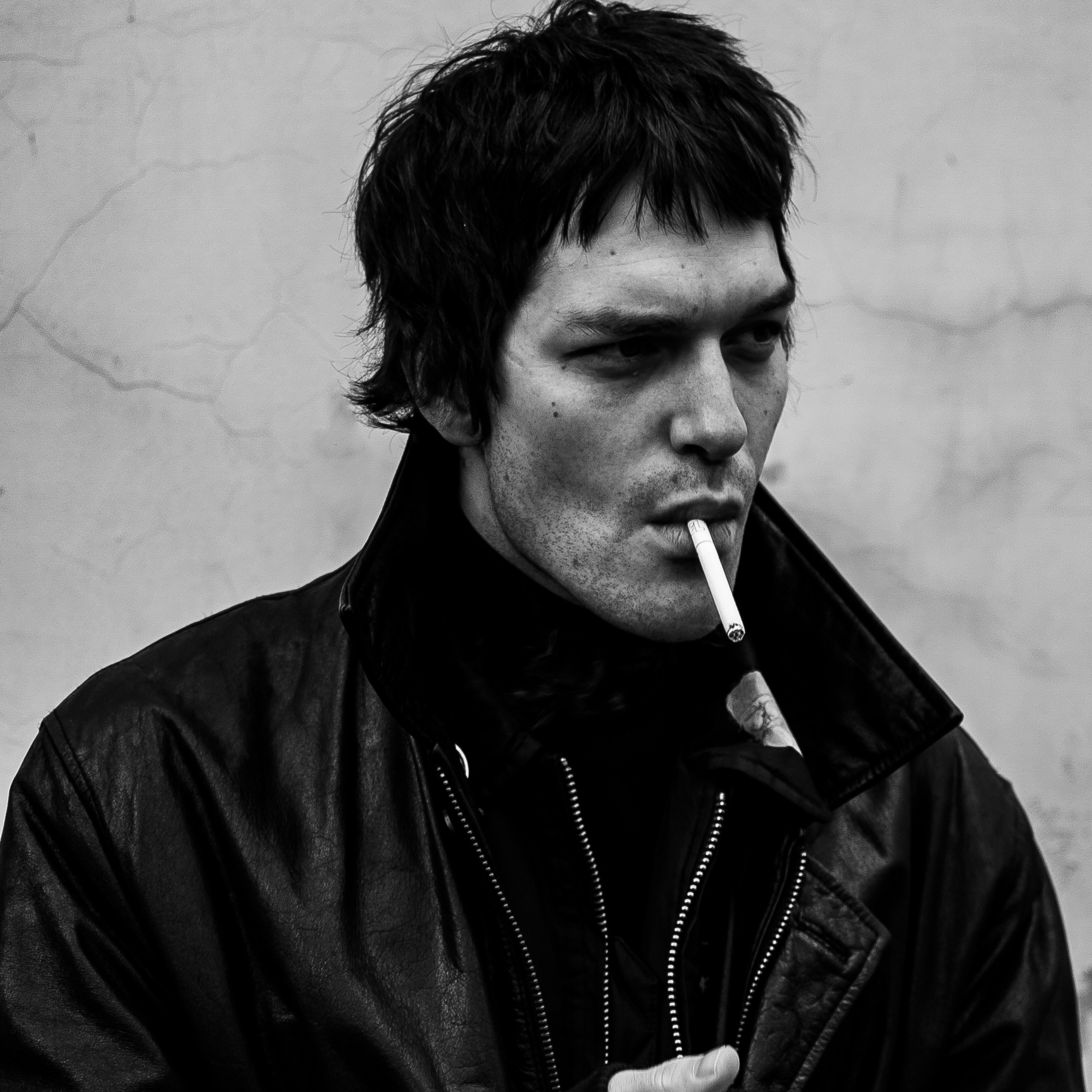 портрет, ЧБ, сигарета, портрет с сигаретой, мужчина, модель, мужчина курит, курение, дым, фото, фотография модель, фото портрет, кино, стиль кино, бандитский петербург, ленинград, петербург, красивый мужчина, актер