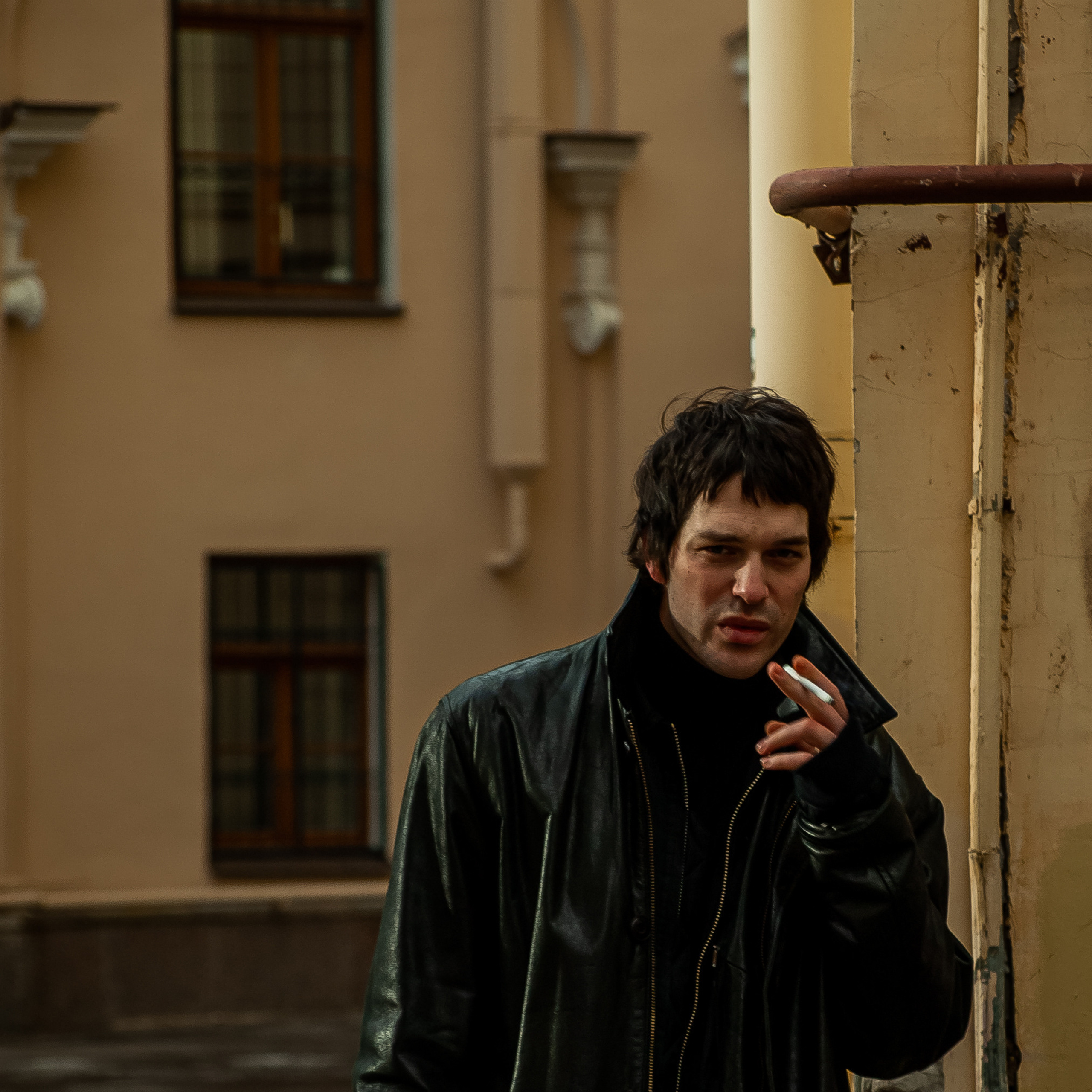 портрет, ЧБ, сигарета, портрет с сигаретой, мужчина, модель, мужчина курит, курение, дым, фото, фотография модель, фото портрет, кино, стиль кино, бандитский петербург, ленинград, петербург, красивый мужчина, актер