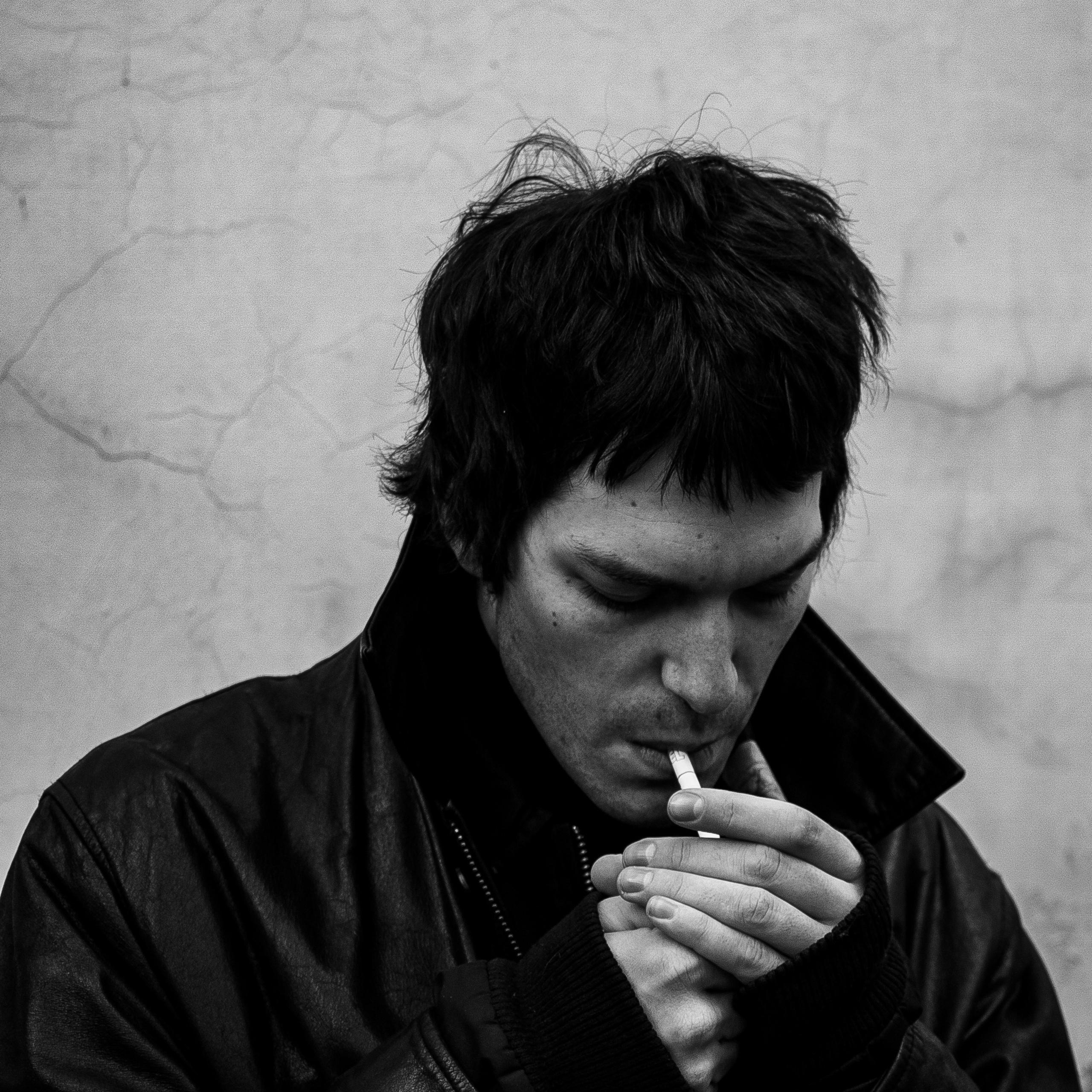 портрет, ЧБ, сигарета, портрет с сигаретой, мужчина, модель, мужчина курит, курение, дым, фото, фотография модель, фото портрет, кино, стиль кино, бандитский петербург, ленинград, петербург, красивый мужчина, актер