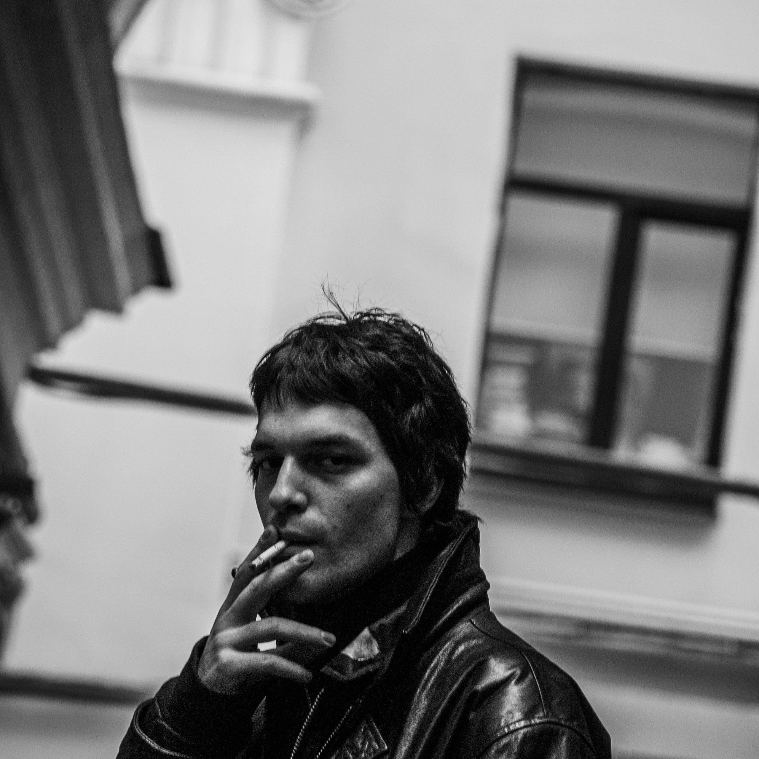 портрет, ЧБ, сигарета, портрет с сигаретой, мужчина, модель, мужчина курит, курение, дым, фото, фотография модель, фото портрет, кино, стиль кино, бандитский петербург, ленинград, петербург, красивый мужчина, актер