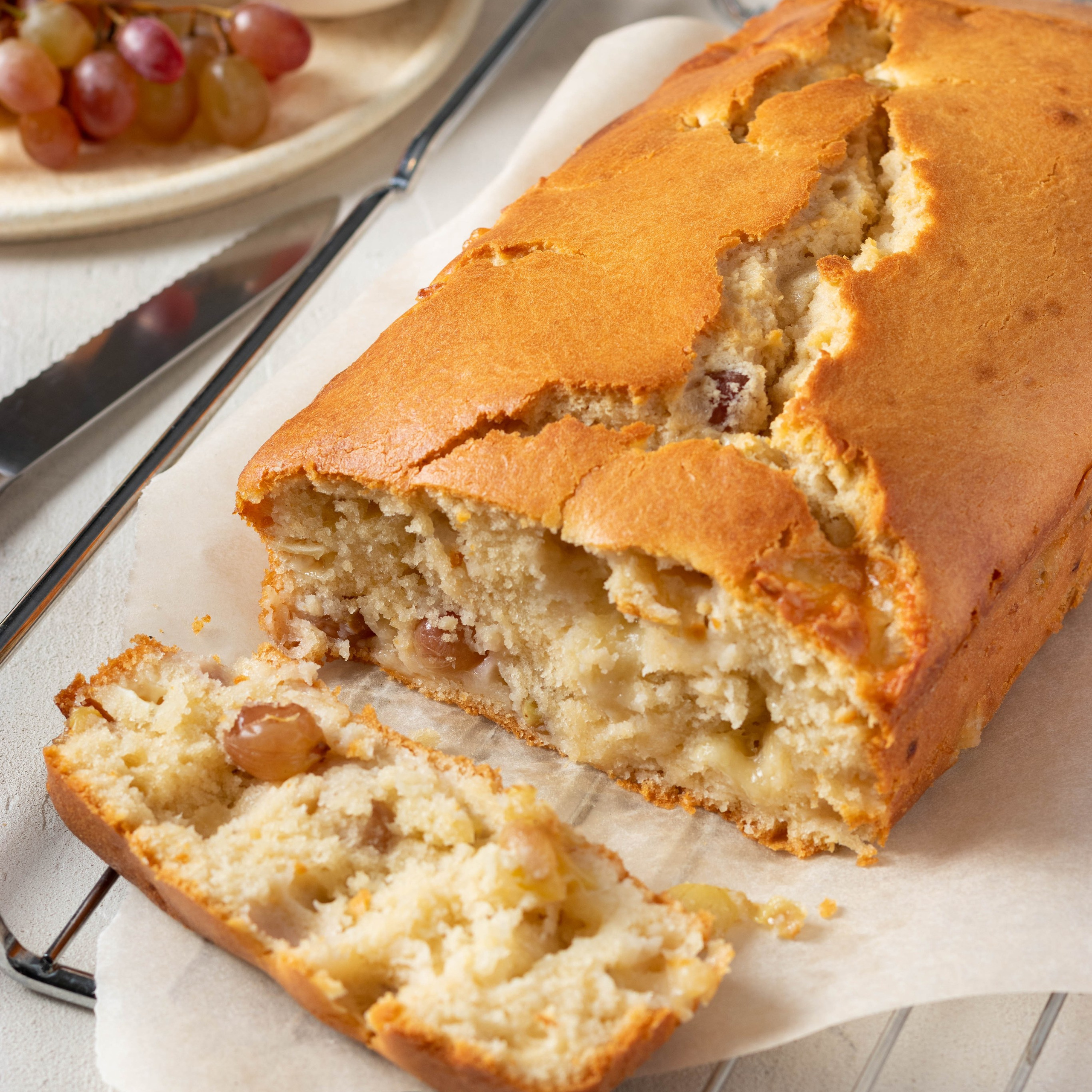 Кекс с виноградом и мягким сыром