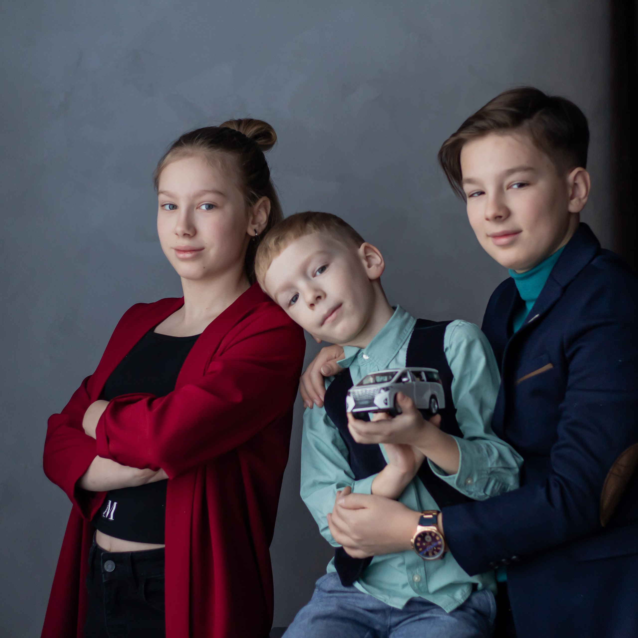 Фотография показывающая детей разного возраста из одной семьи