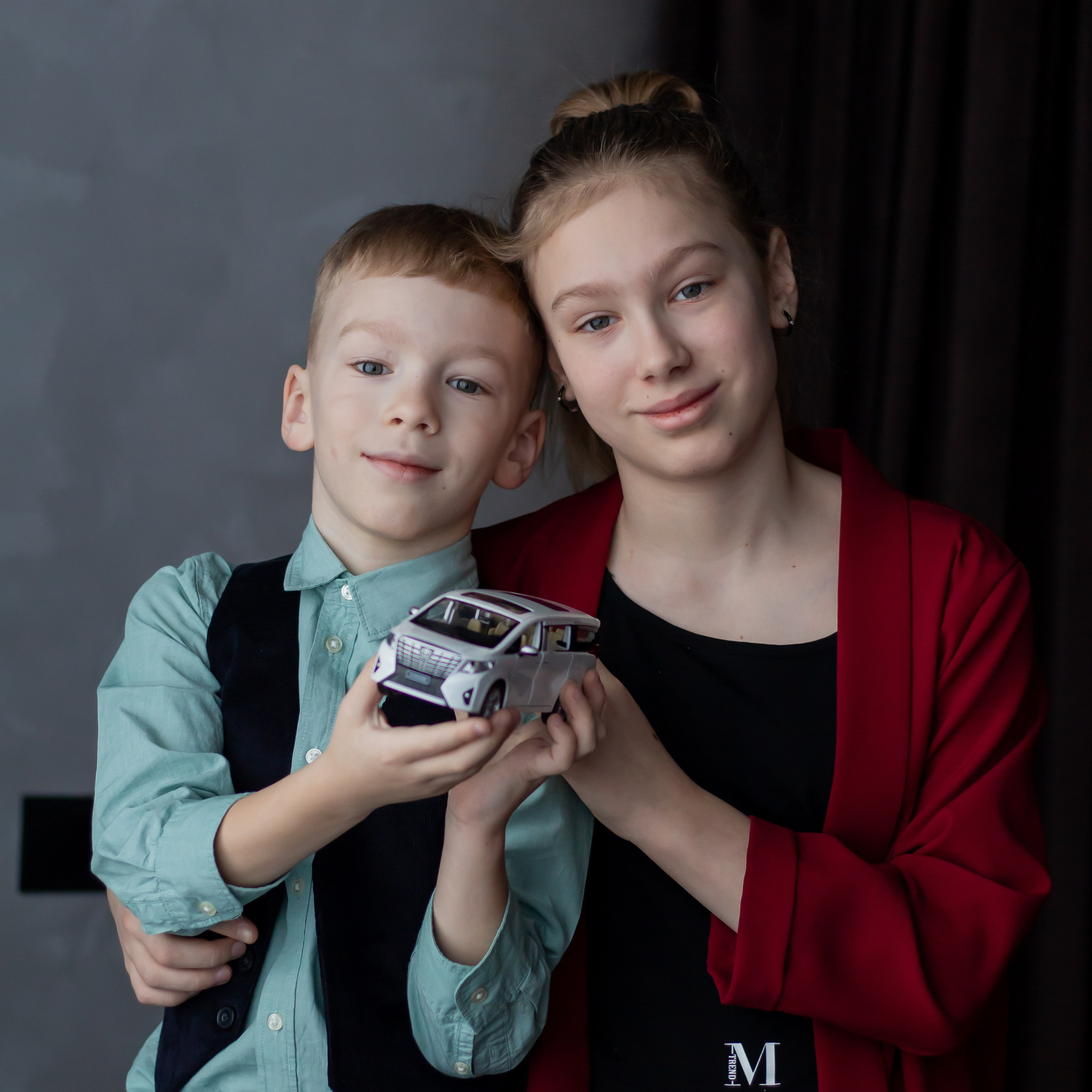 Детский портрет девочки с младшим братом