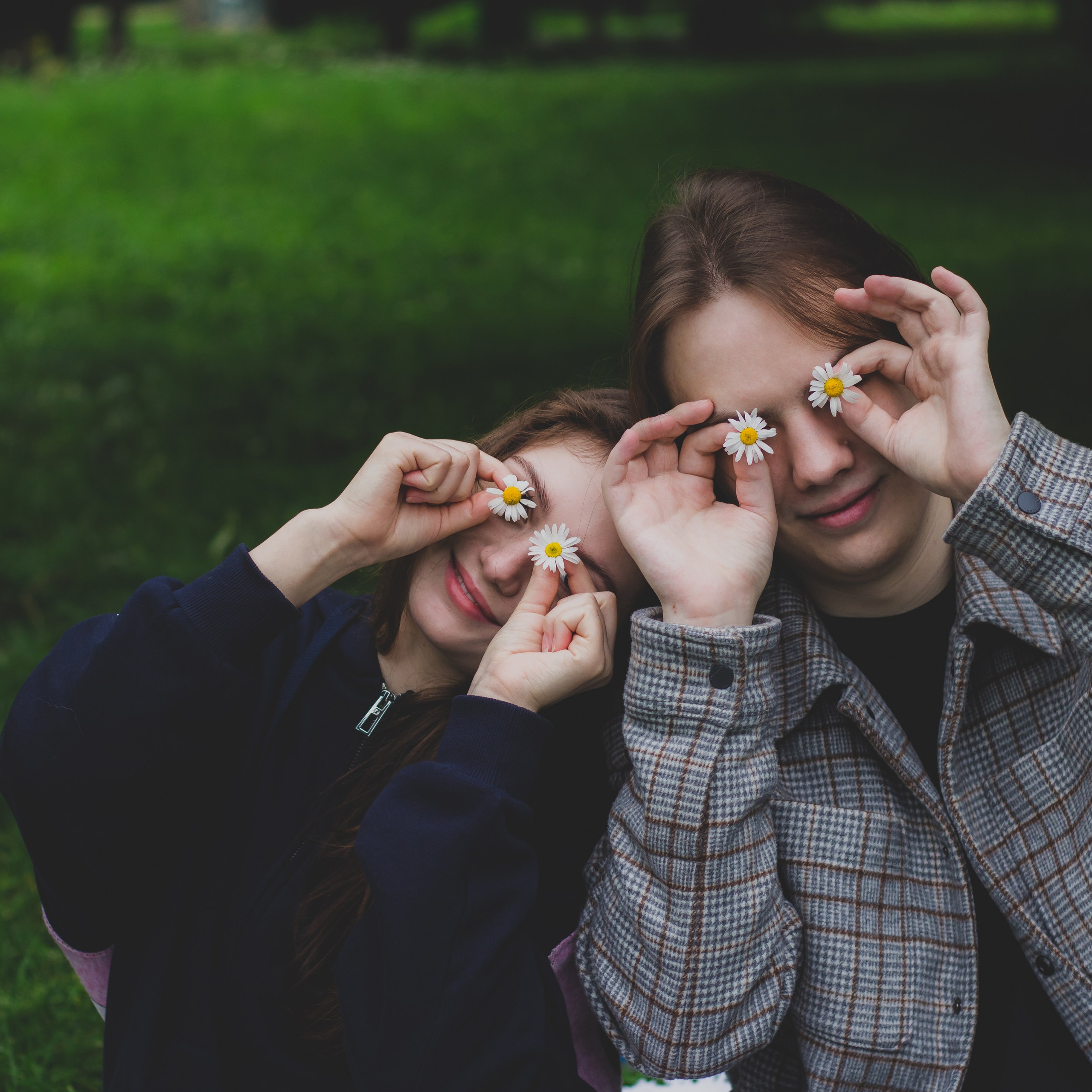 Прогулка в парке для пары влюбленных