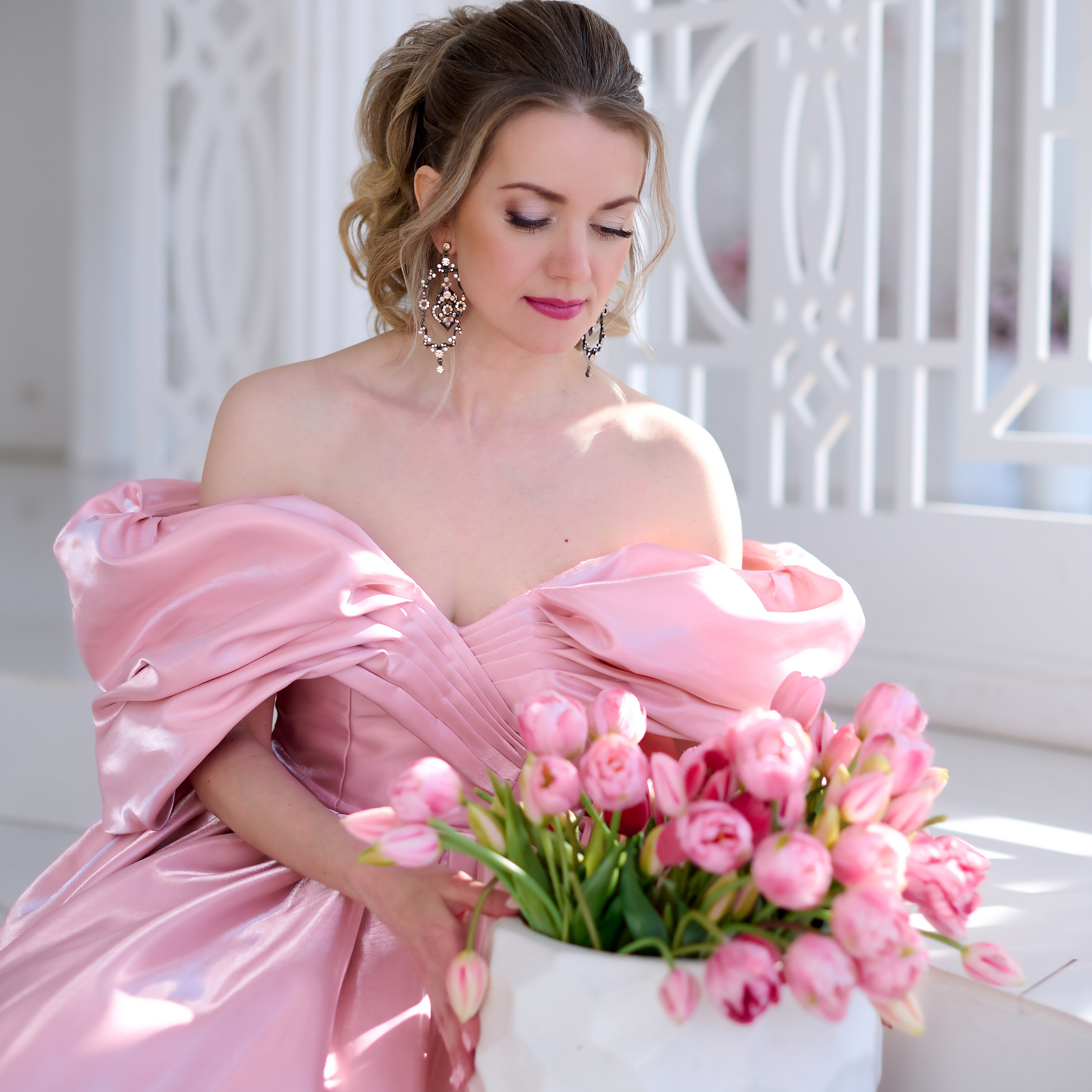 яркая съёмка в цветочном интеръере