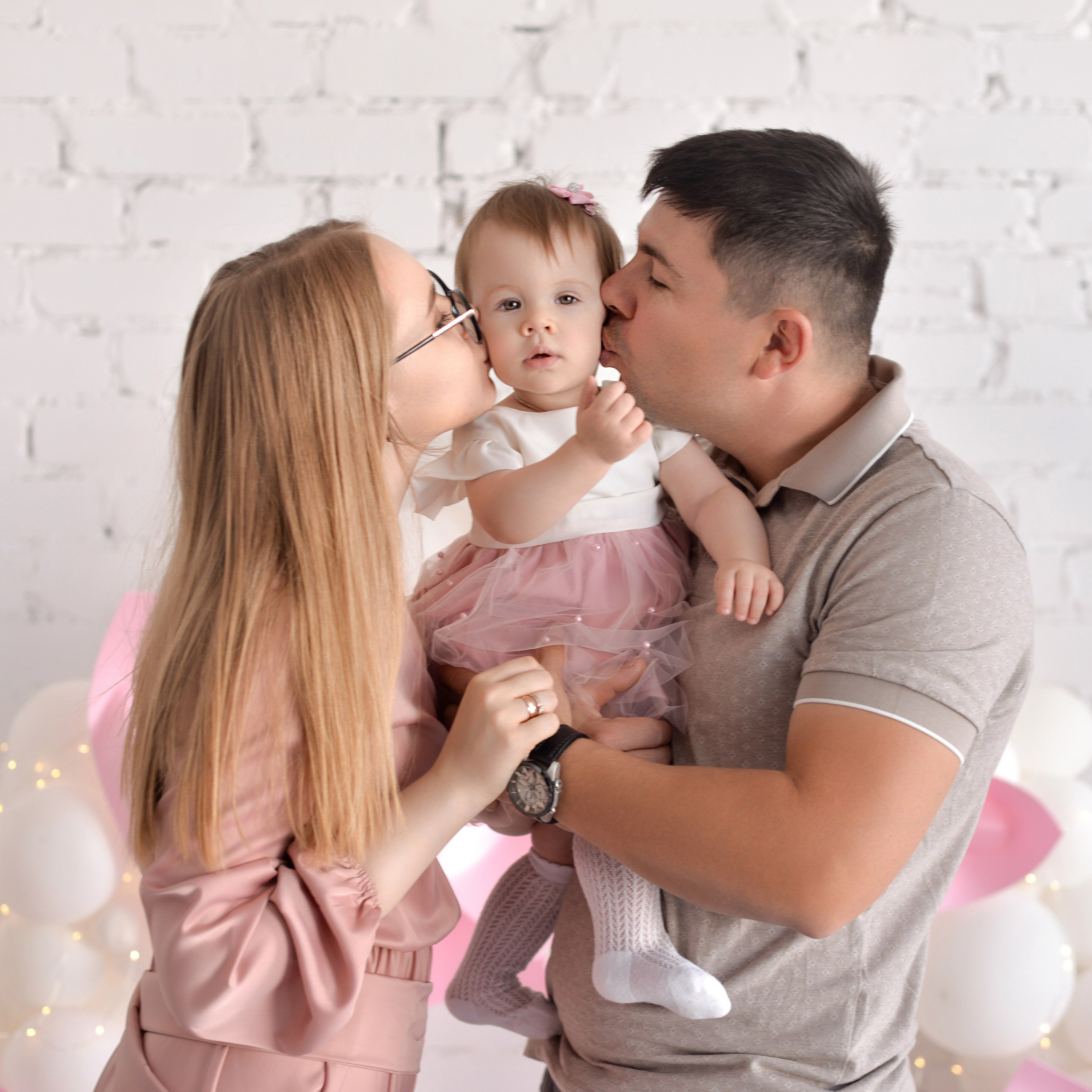 Ариана 1 годик с&nbsp;розовыми бантиками (Рита и&nbsp;Игорь родители)