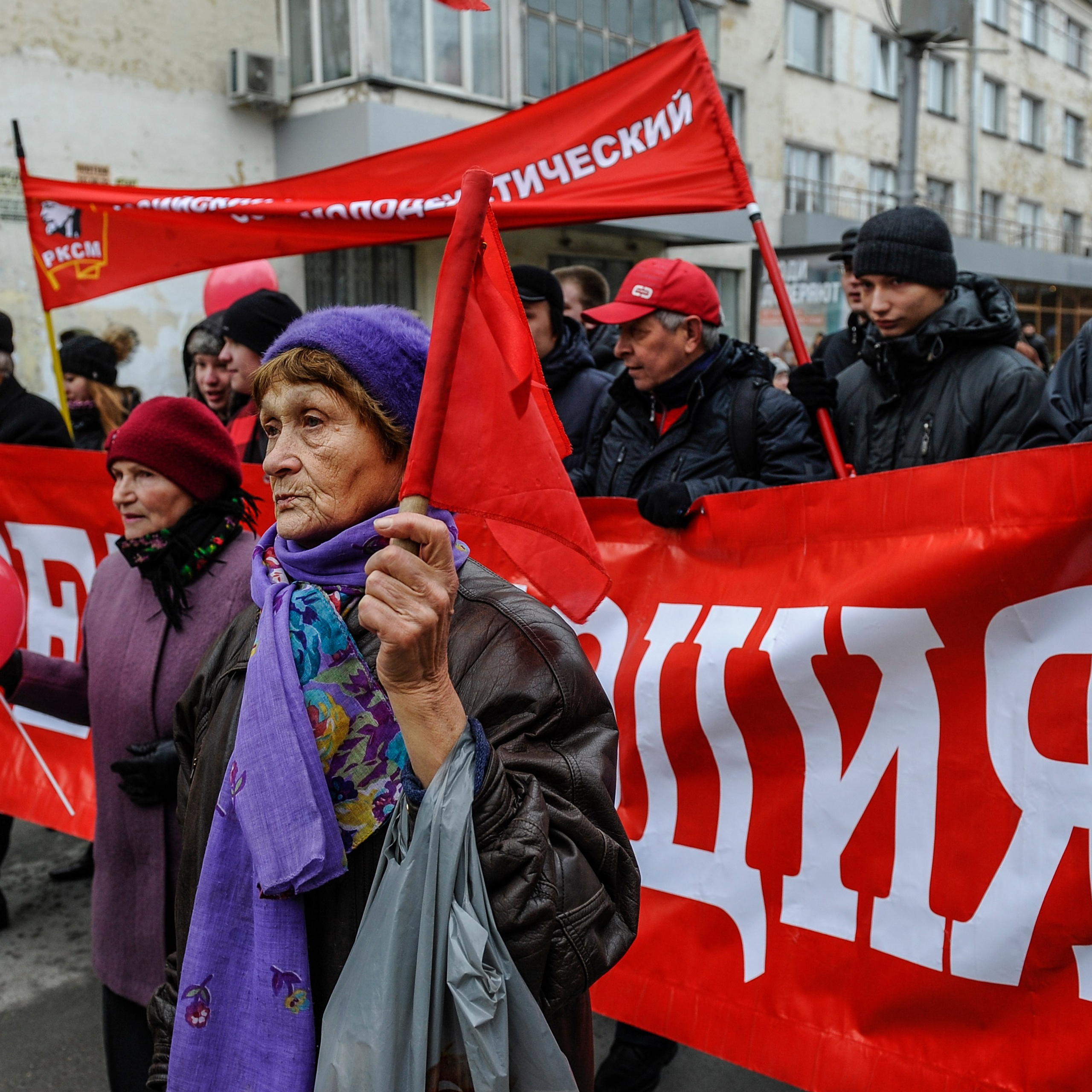 Россия. Новосибирск. 7 ноября 2015 года. Участницы шествия, организованного КПРФ в честь 98-й годовщины Октябрьской социалистической революции. 