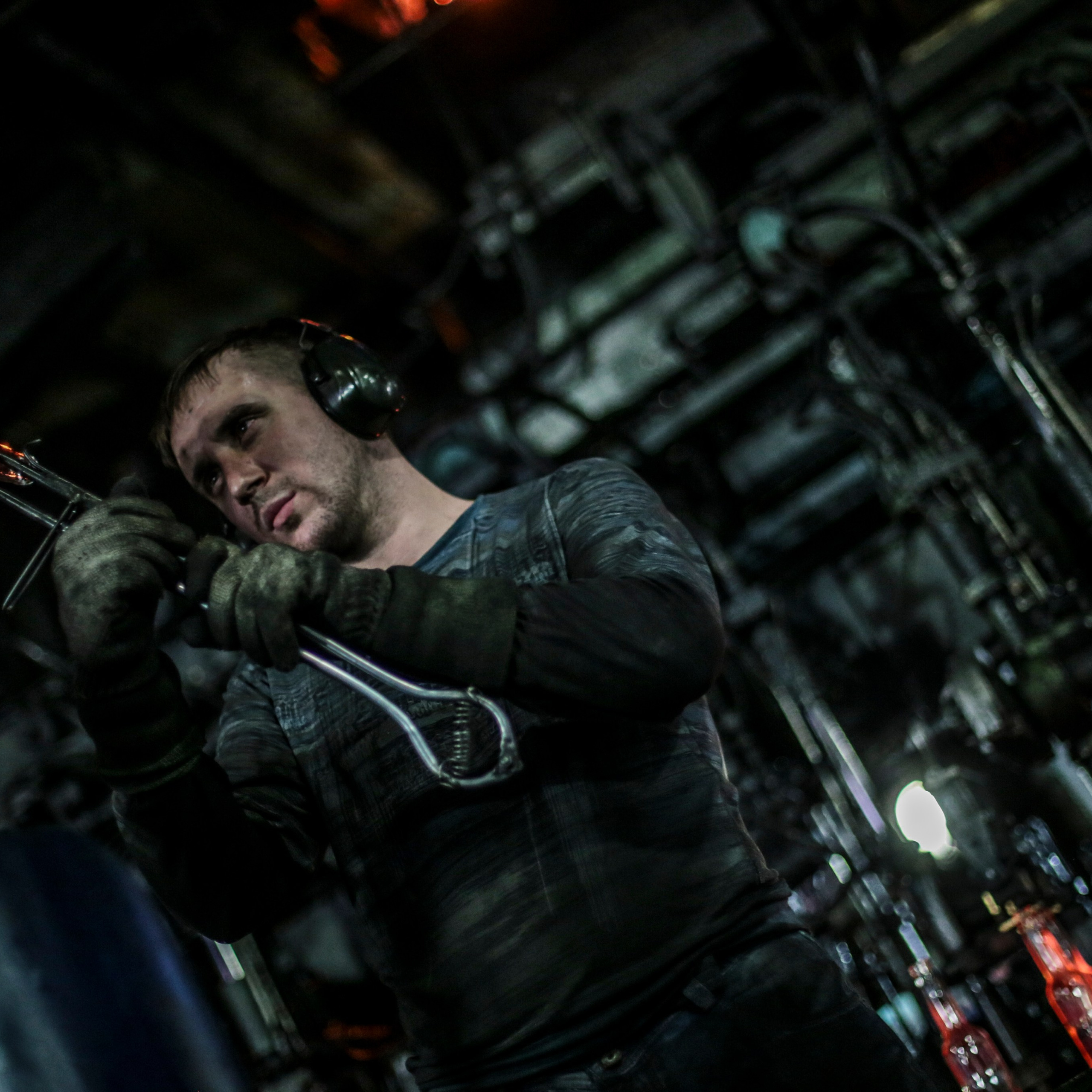 Россия. Новосибирск. 13 февраля. Сотрудник ОАО "Завод "Экран" проверяет продукцию на дефекты на производственной линии.