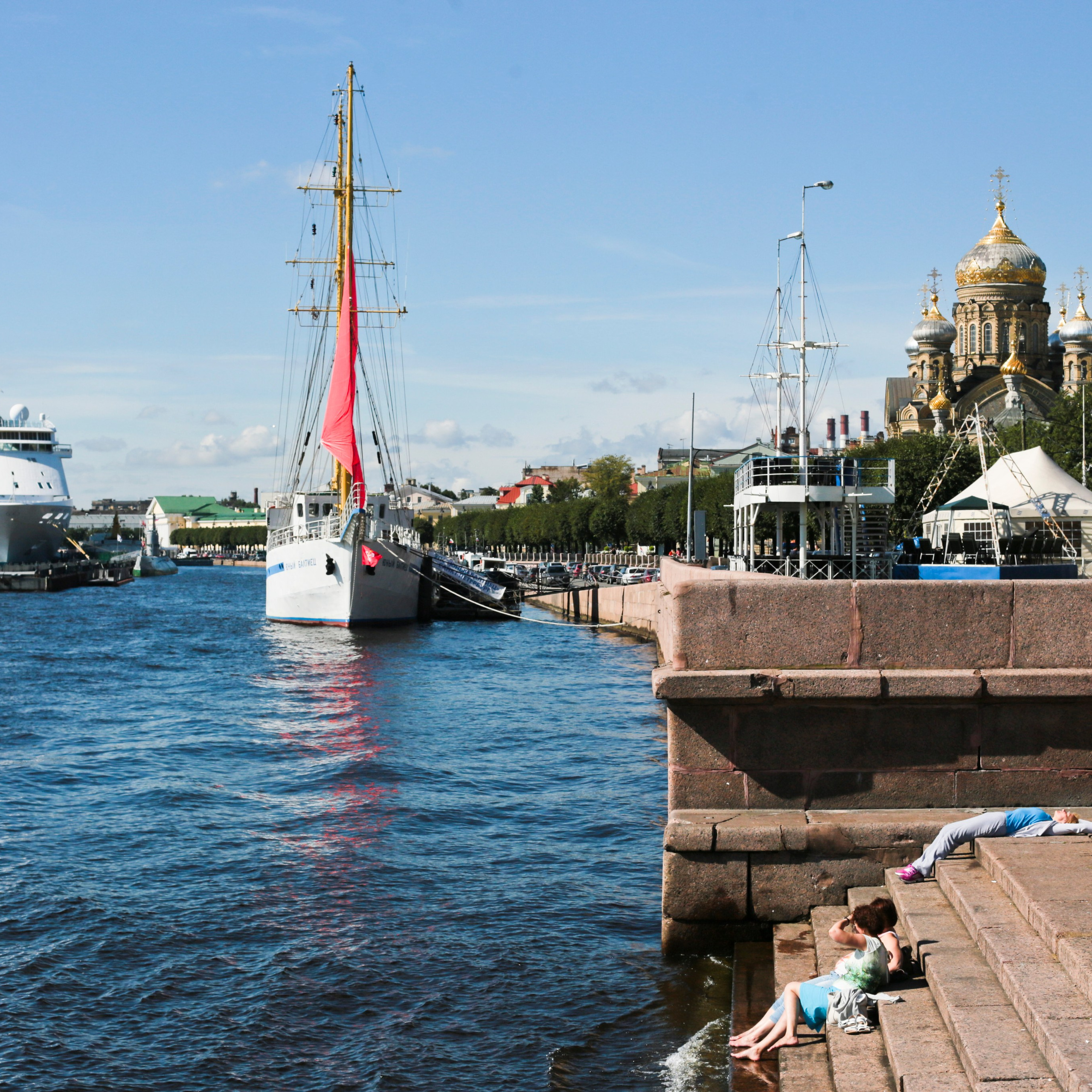 Россия. Санкт-Петербург. 4 августа 2016 года. Бриг "Россия" во время репетиции ежегодного праздника выпускников "Алые паруса"