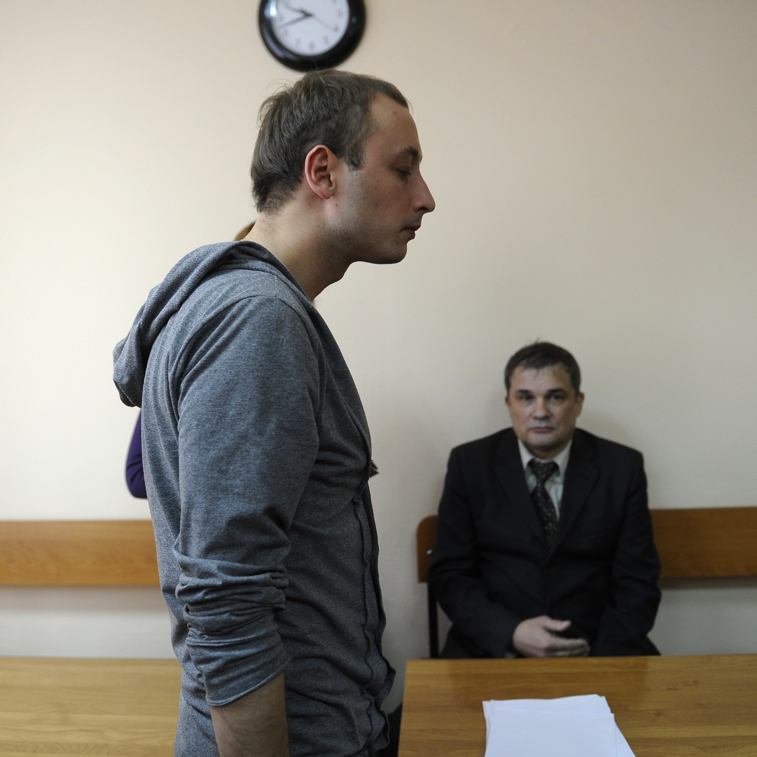 Россия. Новосибирск. 5 марта 2015 года. Режиссер Тимофей Кулябин (на первом плане), обвиняемый в осквернении предметов религиозного почитания при постановке оперы Рихарда Вагнера "Тангейзер", на рассмотрении дела в мировом суде Центрального района. 