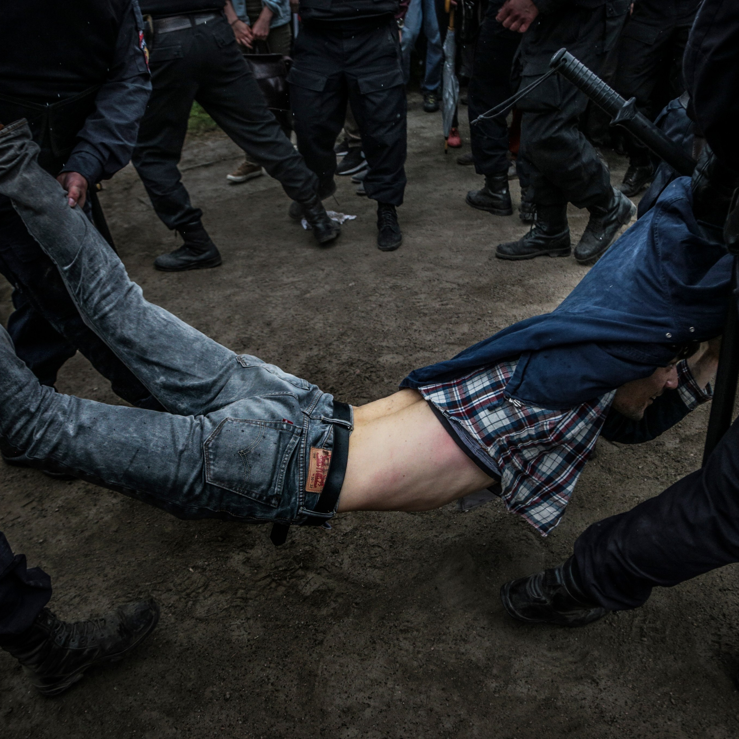 Россия. Санкт-Петербург. 12 июня 2017 года. Массовый митинг против коррупции, анонсированный Алексеем Навальным. Задержанного на Марсовом поле несут в автозак. 