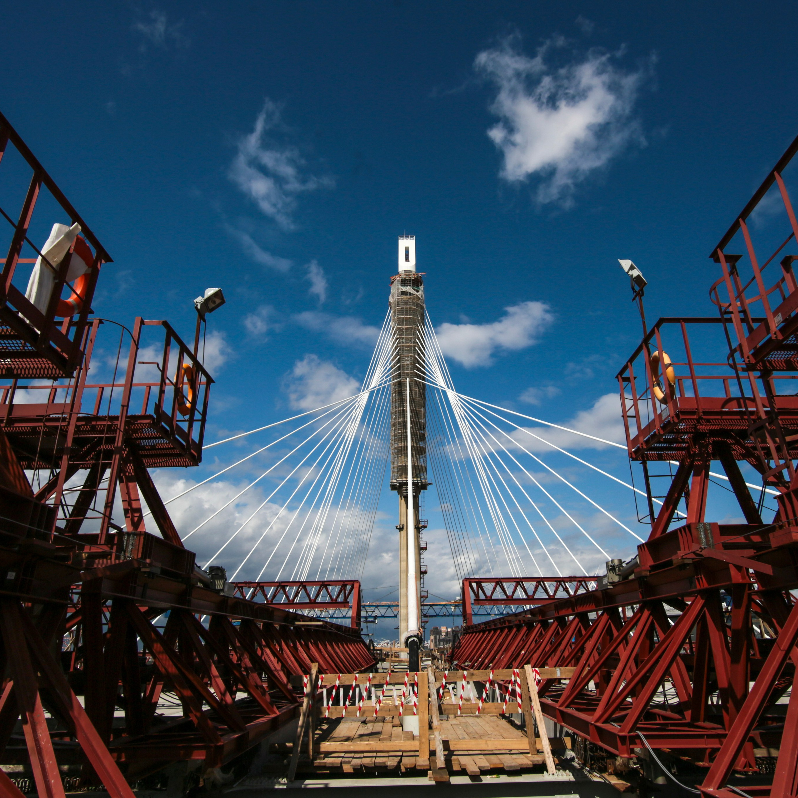 Россия. Санкт-Петербург. 9 августа 2016 года. Строительство яхтенного моста на западном скоростном диаметре (ЗСД) Санкт-Петербурга