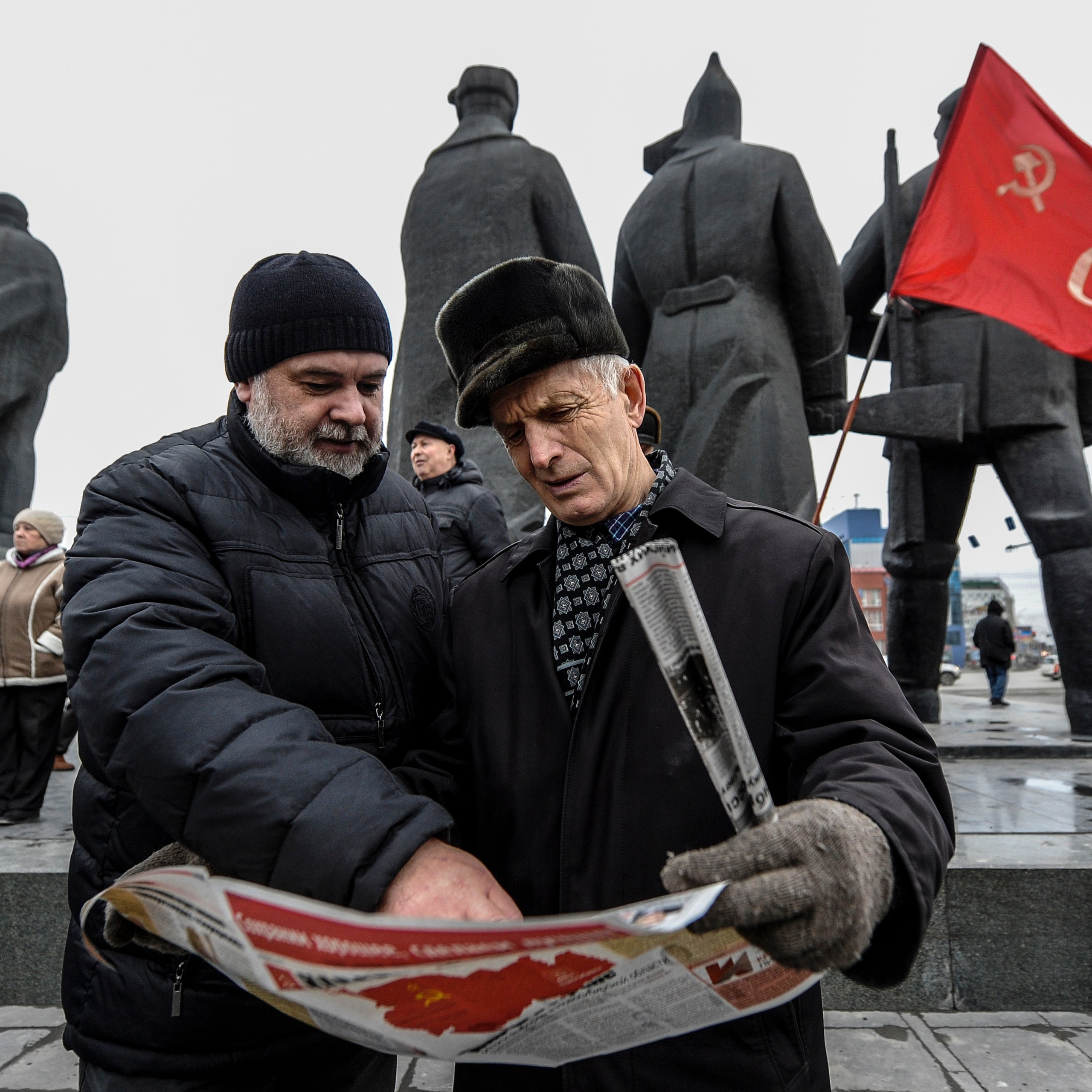 Россия. Новосибирск. 7 ноября 2015 года. Участники шествия, организованного КПРФ в честь 98-й годовщины Октябрьской социалистической революции.