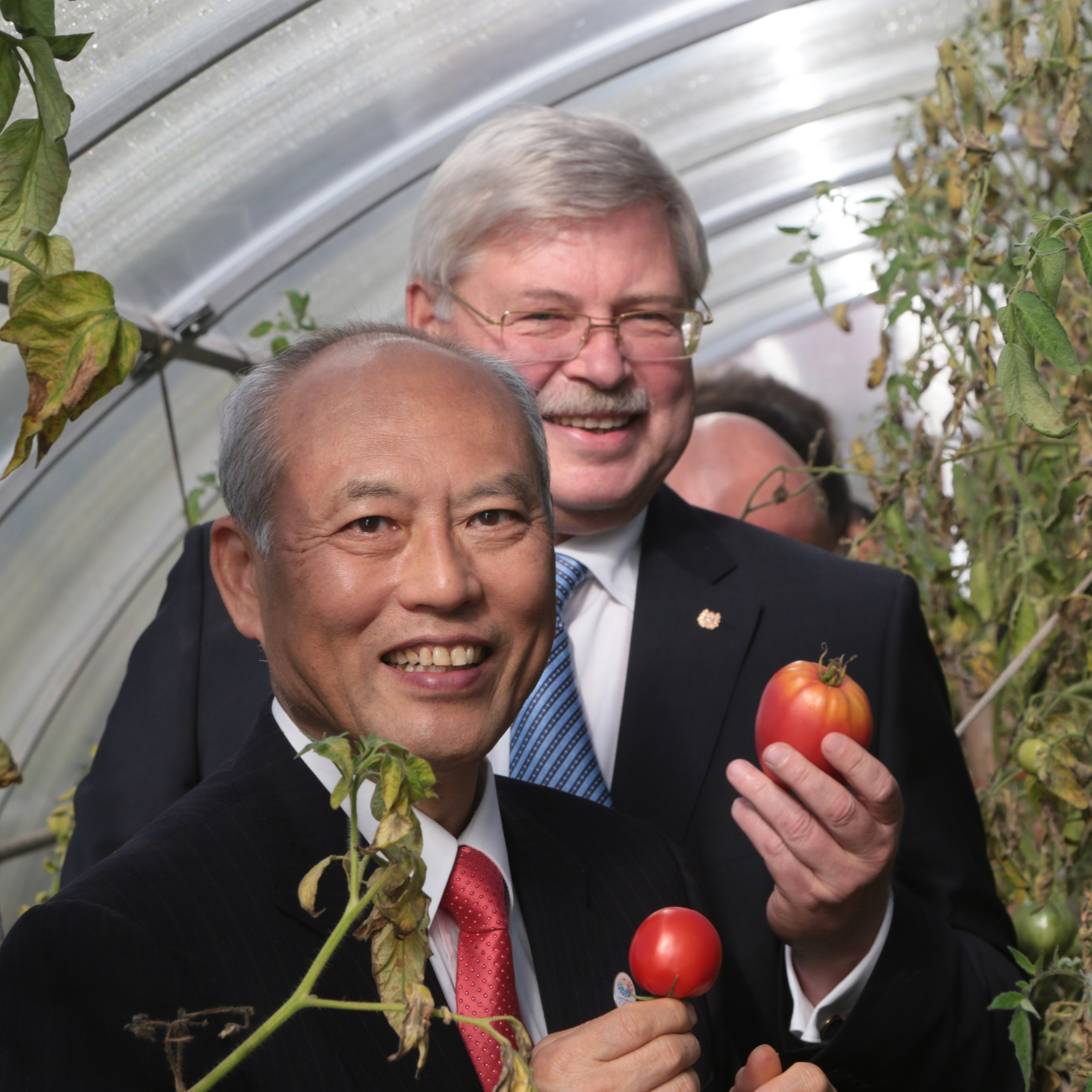 Россия. Томская область. 7 сентября 2014 года. Губернатор Токио Еити Масудзоэ и Губернатор Томской области Сергей Жвачкин (слева направо) во время посещения дачного участка в поселке Заварзино перед саммитом Сети главных городов Азии (ANMC21).