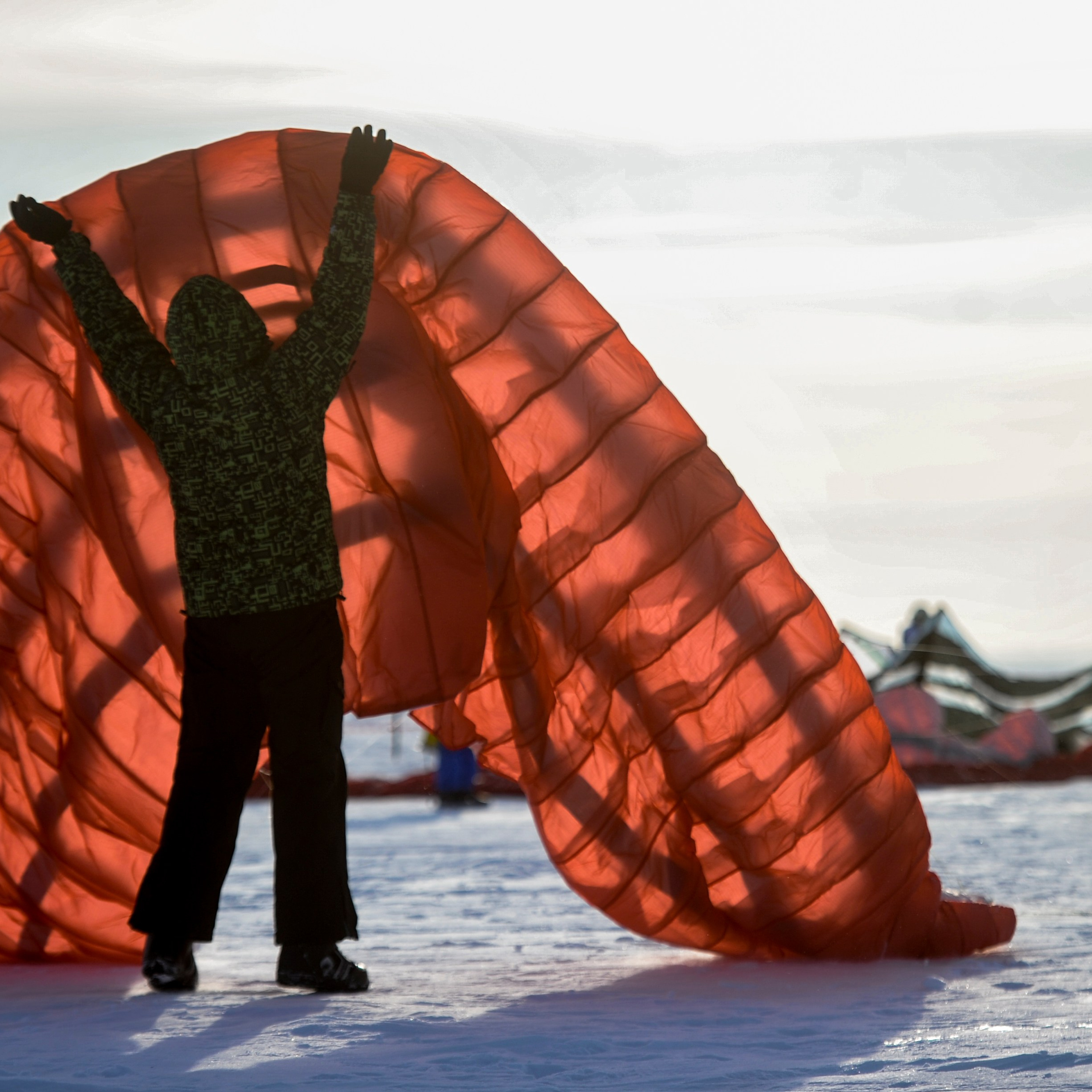 Россия. Новосибирск 2014. 7 декабря. Участник "Кубка Сибири по зимнему кайтингу - 2014" подготавливает кайт перед началом соревнований. 