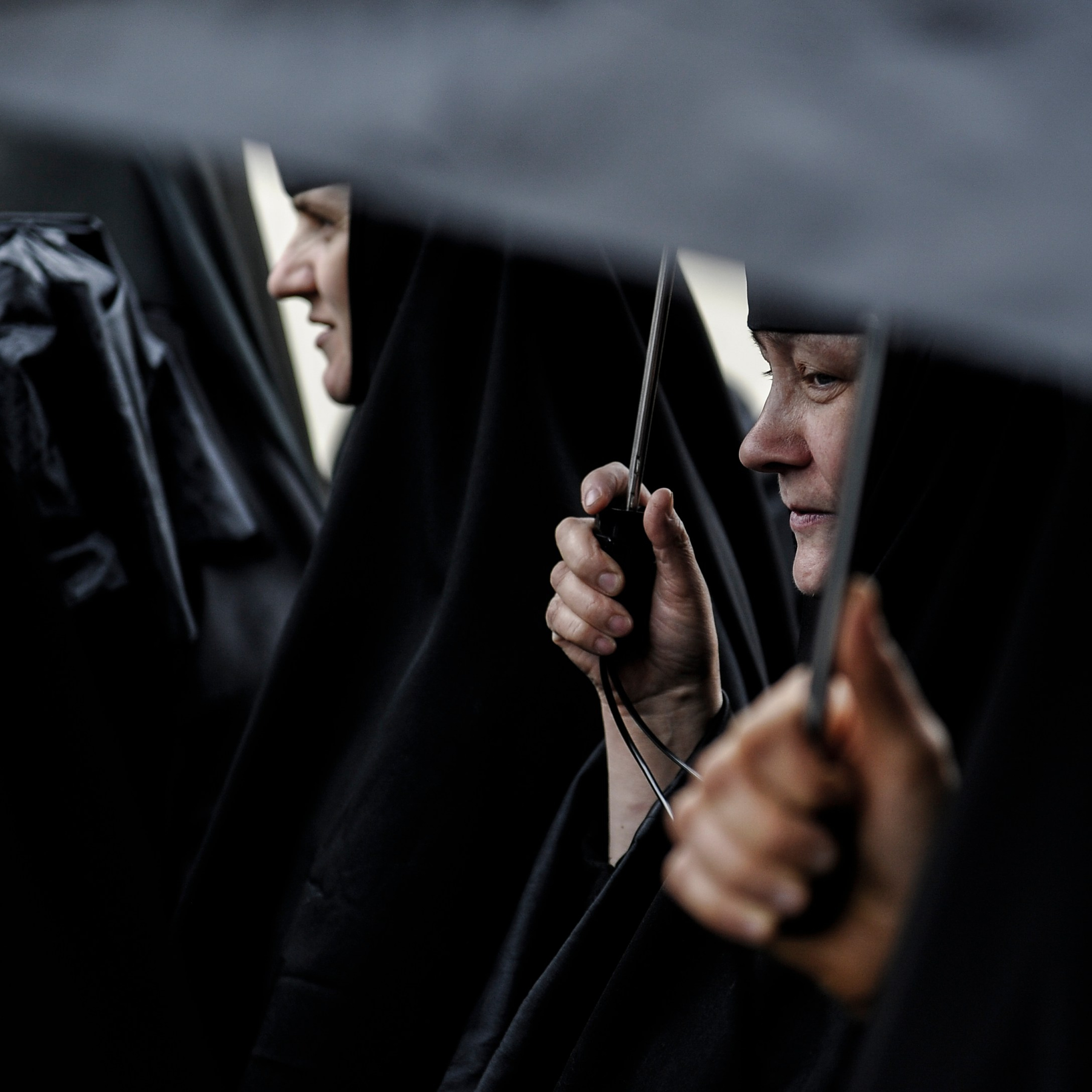 Россия. Новосибирск. 24 мая 2015 года. Монахини во время крестного хода в честь святых равноапостольных Кирилла и Мефодия по Красному проспекту.