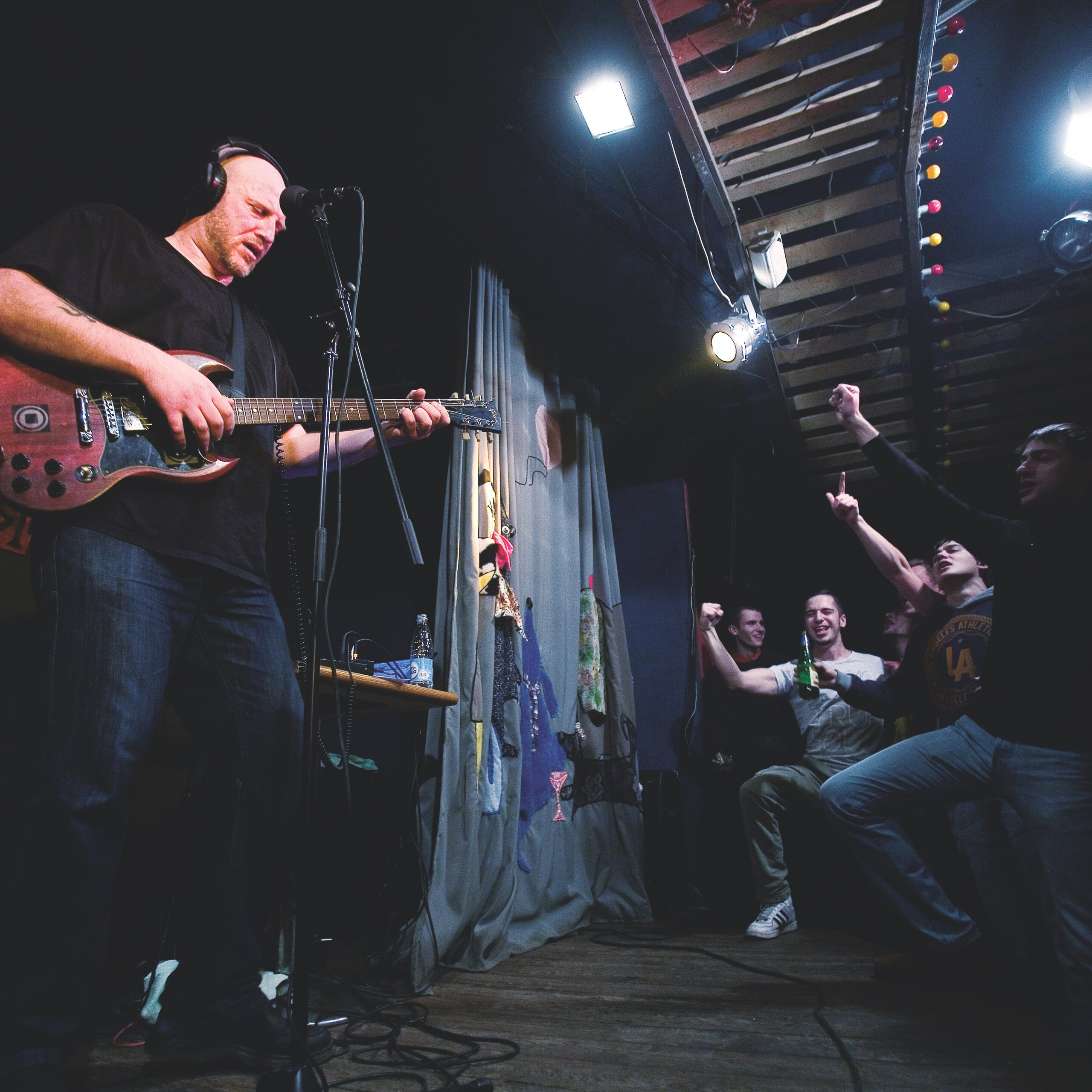 Россия. Новосибирск. 12 ноября 2012 года. Российский музыкант Захар Май во время концерта в баре "Бродячая собака".