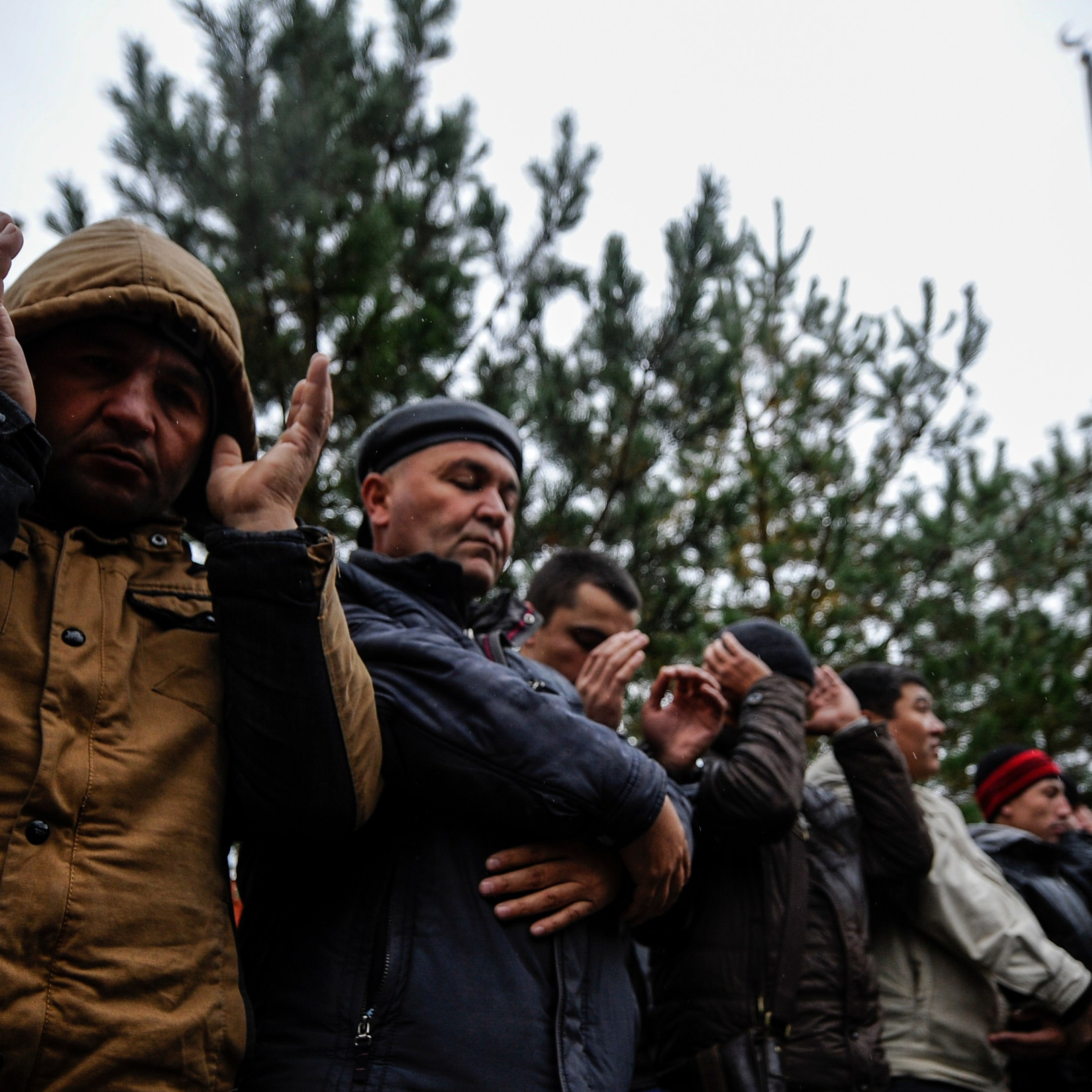 Россия. Новосибирск. 24 сентября 2015. Мусульмане молятся в день праздника жертвоприношения Курбан-байрам у Соборной мечети.