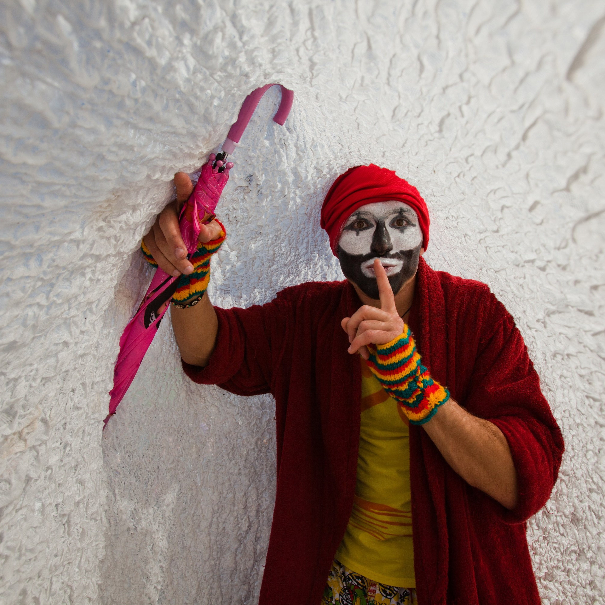 Россия. Новосибирск. 1 мая 2011 года. Участник массовой художественной акции в форме демонстрации с лозунгами и транспарантами.