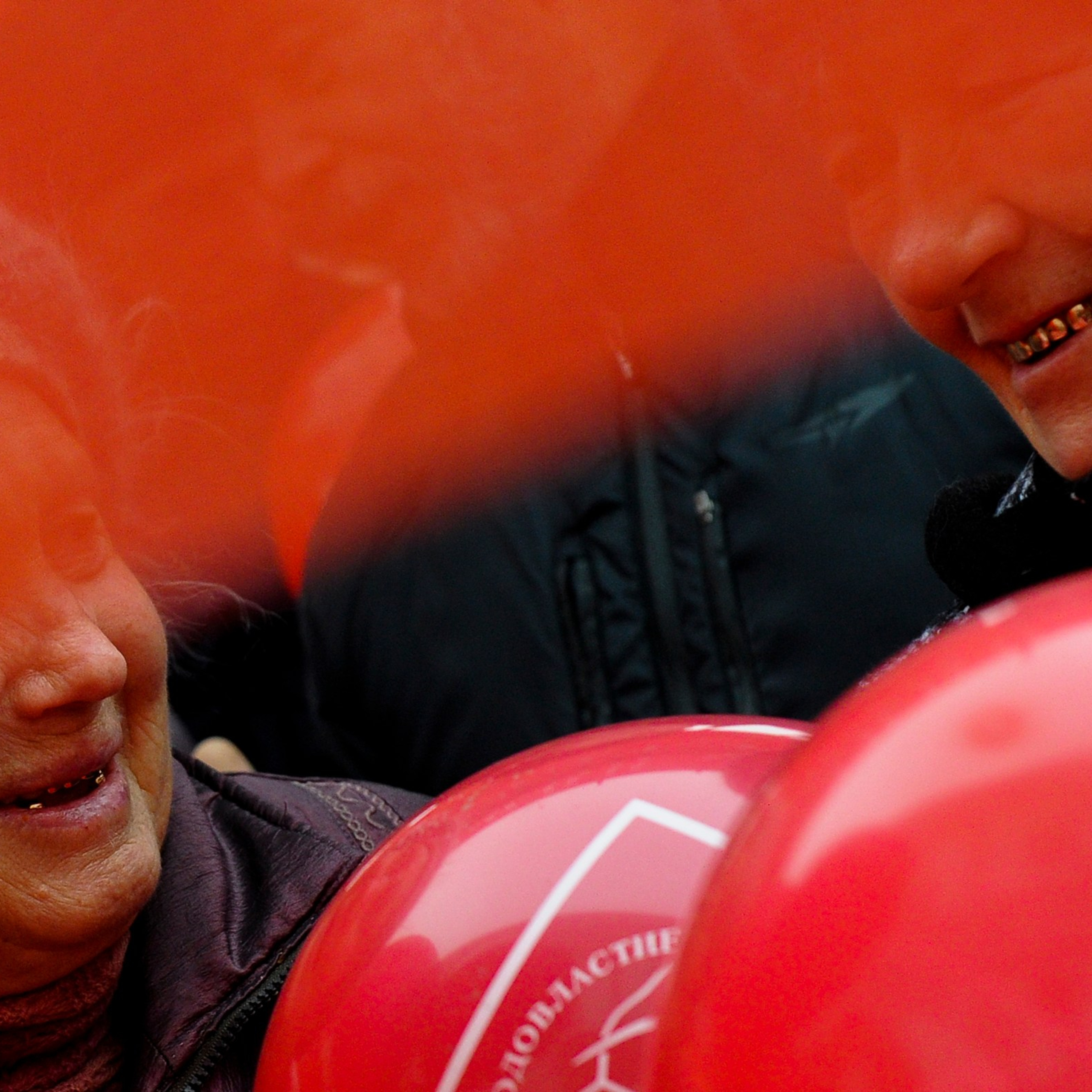 Россия. Новосибирск. 7 ноября 2015 года. Участницы шествия, организованного КПРФ в честь 98-й годовщины Октябрьской социалистической революции. 