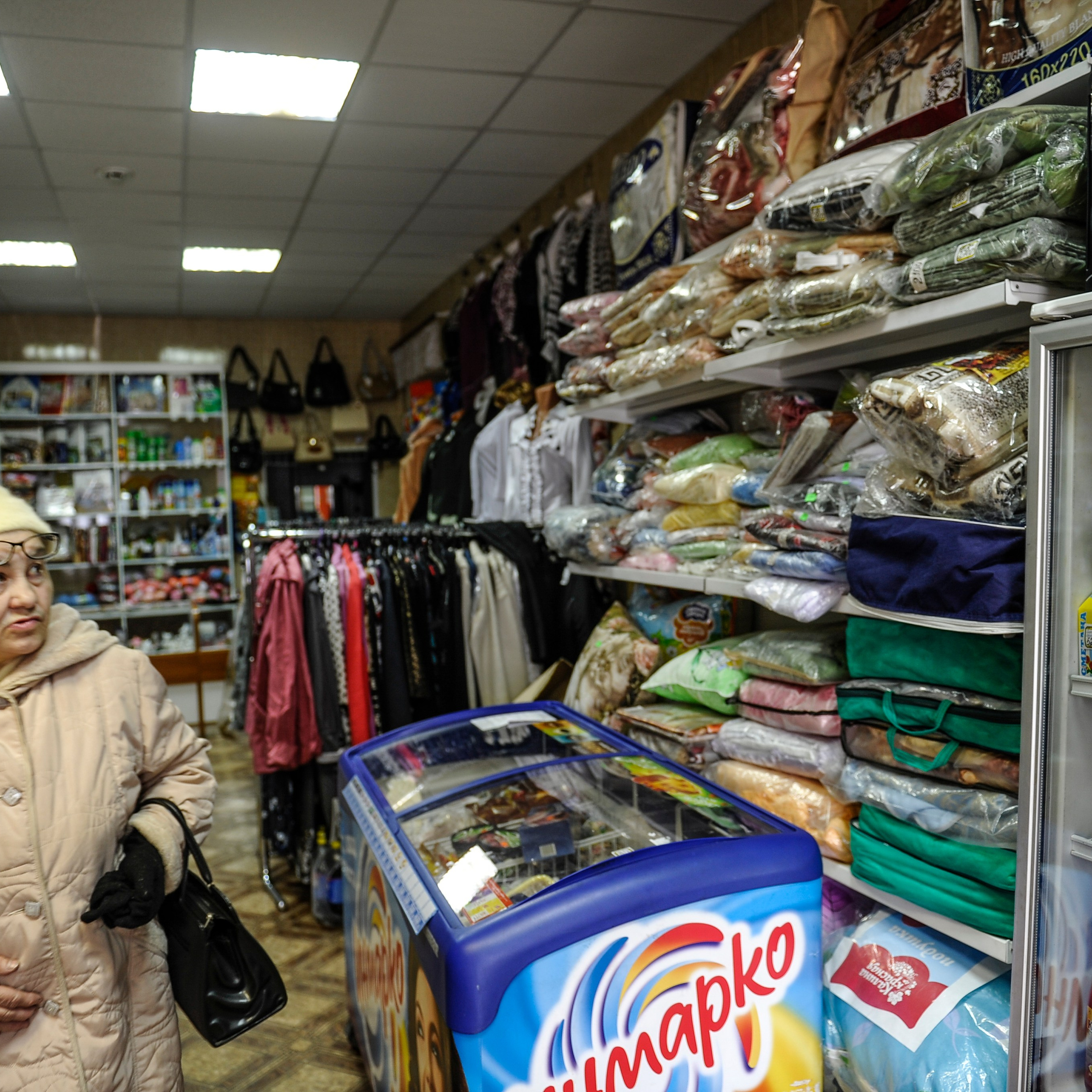 Россия. Новосибирская область. 16 апреля 2015 года. Сельский магазин во время ежегодной специальной программы "Прямая линия с Владимиром Путиным".