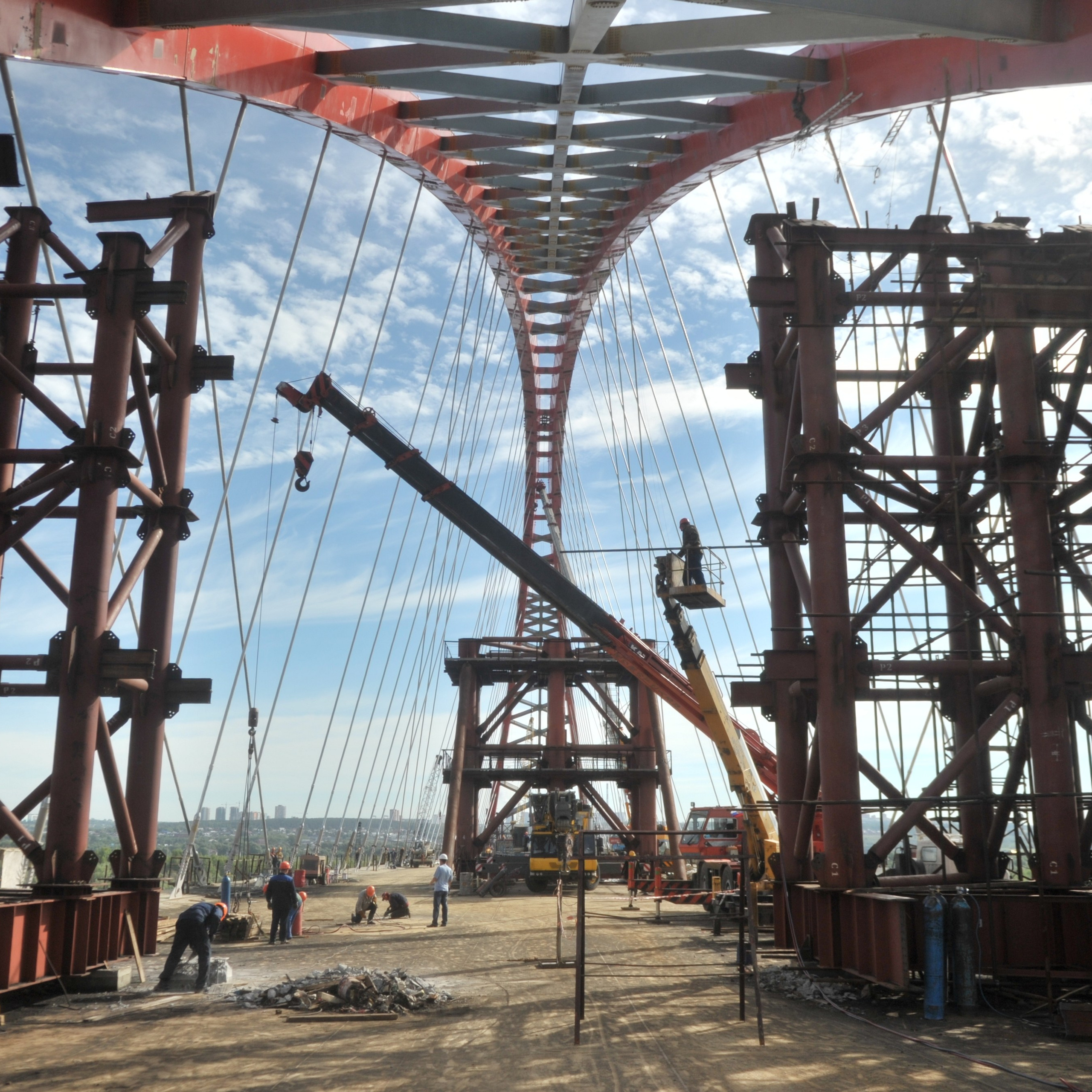 Россия. Новосибирск. 18 июля 2014 года. Строящийся Бугринский (Оловозаводской) мост через реку Обь, который соединит Кировский и Октябрьский районы города. 