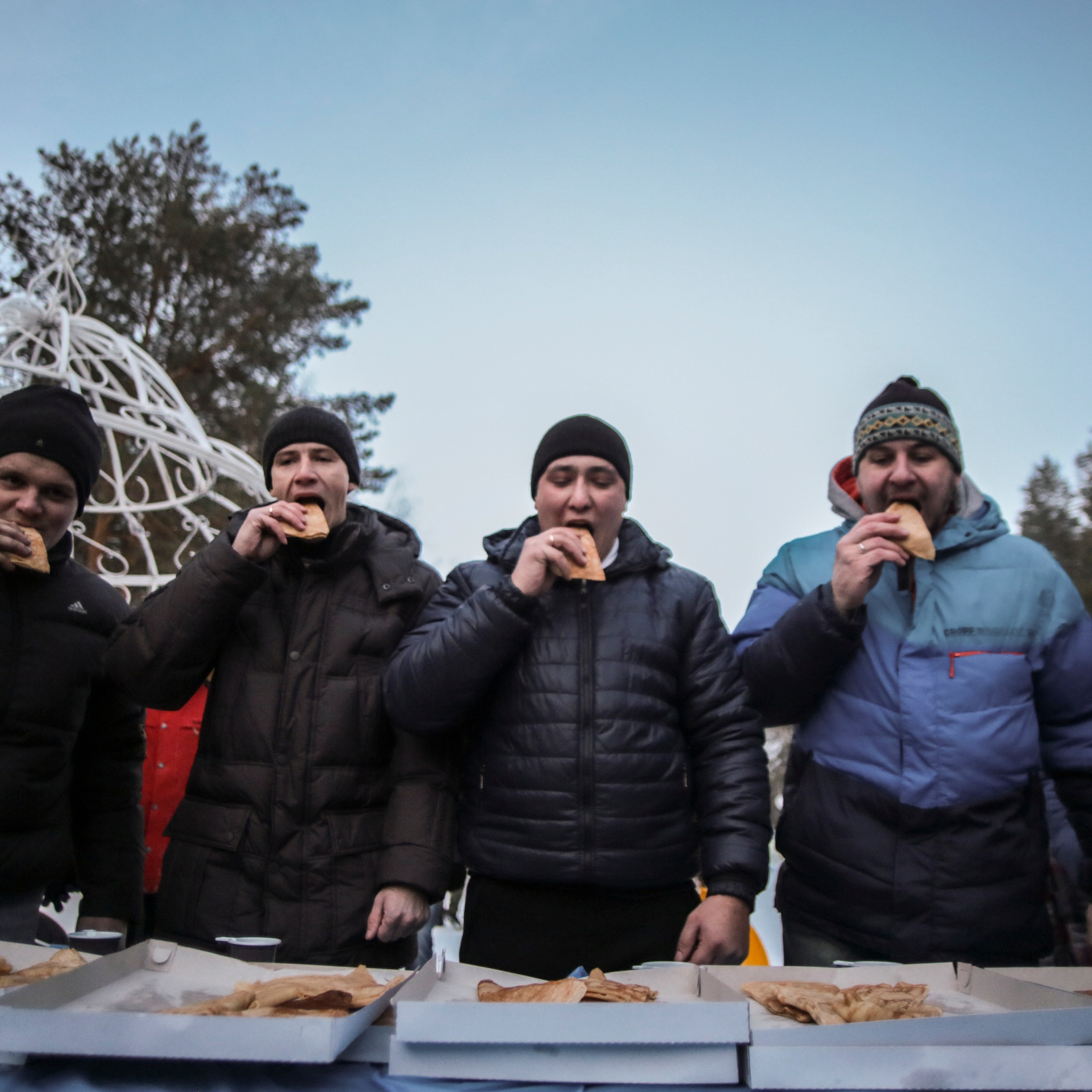 Россия. Новосибирск. 21 февраля 2015 года. Блины на праздновании Масленицы во время зимней сессии фестиваля "Арт-Тайга. Масленица" на пляже "Звезда". 