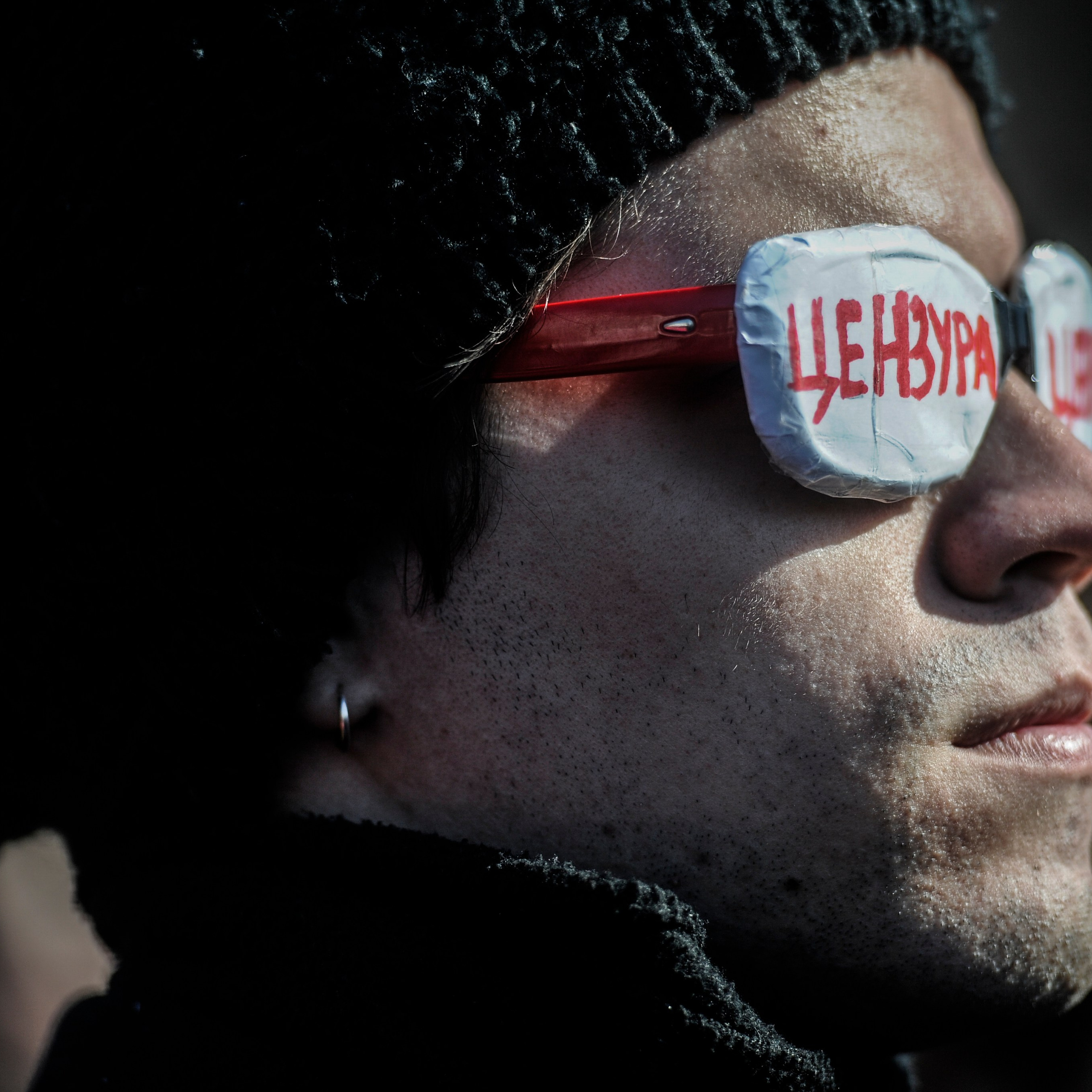 Россия. Новосибирск. 5 апреля 2015 года. Участник митинга в защиту свободы творчества и в поддержку оперы Рихарда Вагнера "Тангейзер" в постановке режиссера Тимофея Кулябина у здания Новосибирского театра оперы и балета. 