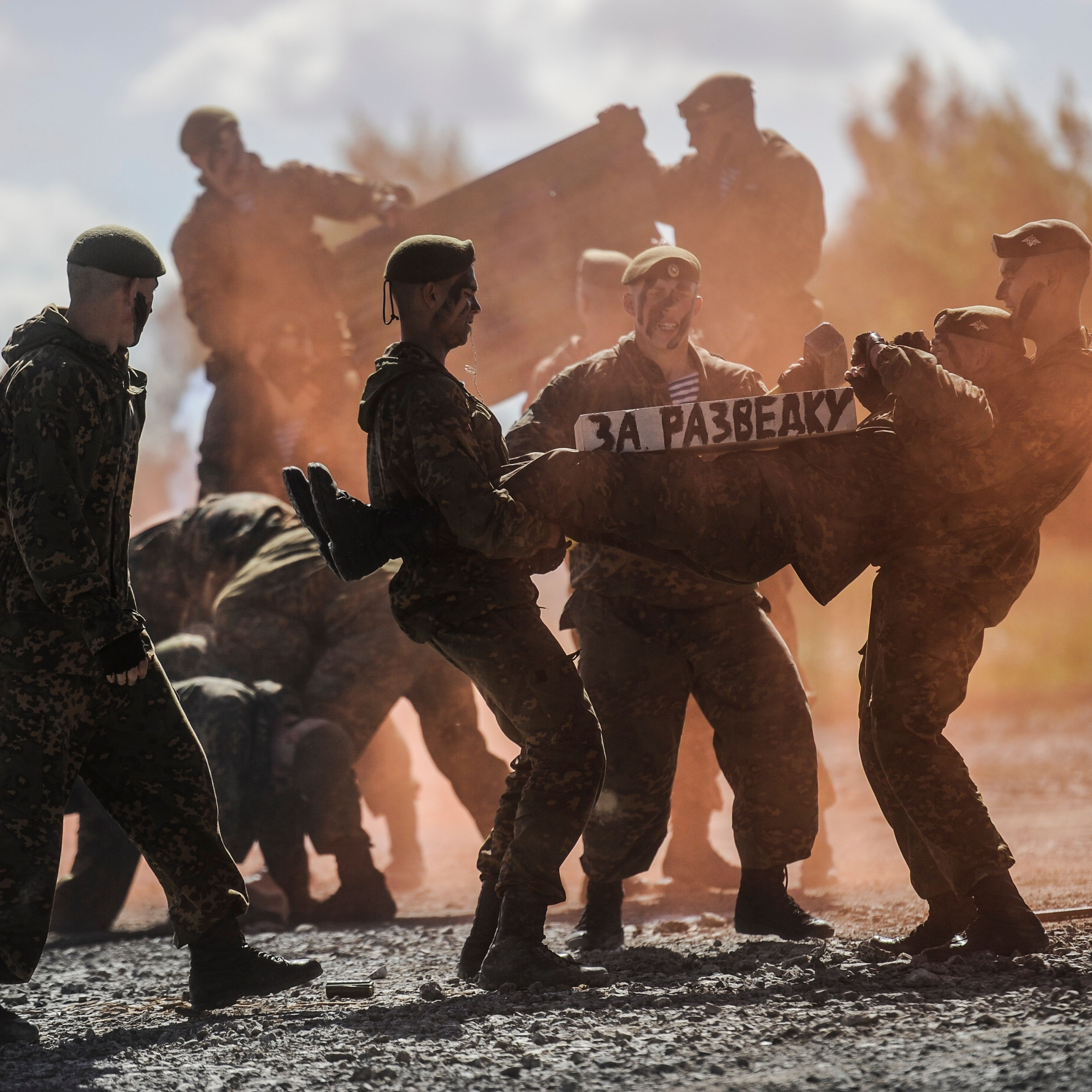 Россия. Новосибирская область. 6 августа 2015 года. Во время показательных выступлений курсантов Новосибирского высшего военного командного училища (НВВКУ) перед третьим этапом конкурса "Отличники войсковой разведки" на полигоне "Кольцово" в рамках в рамках Армейских международных игр.