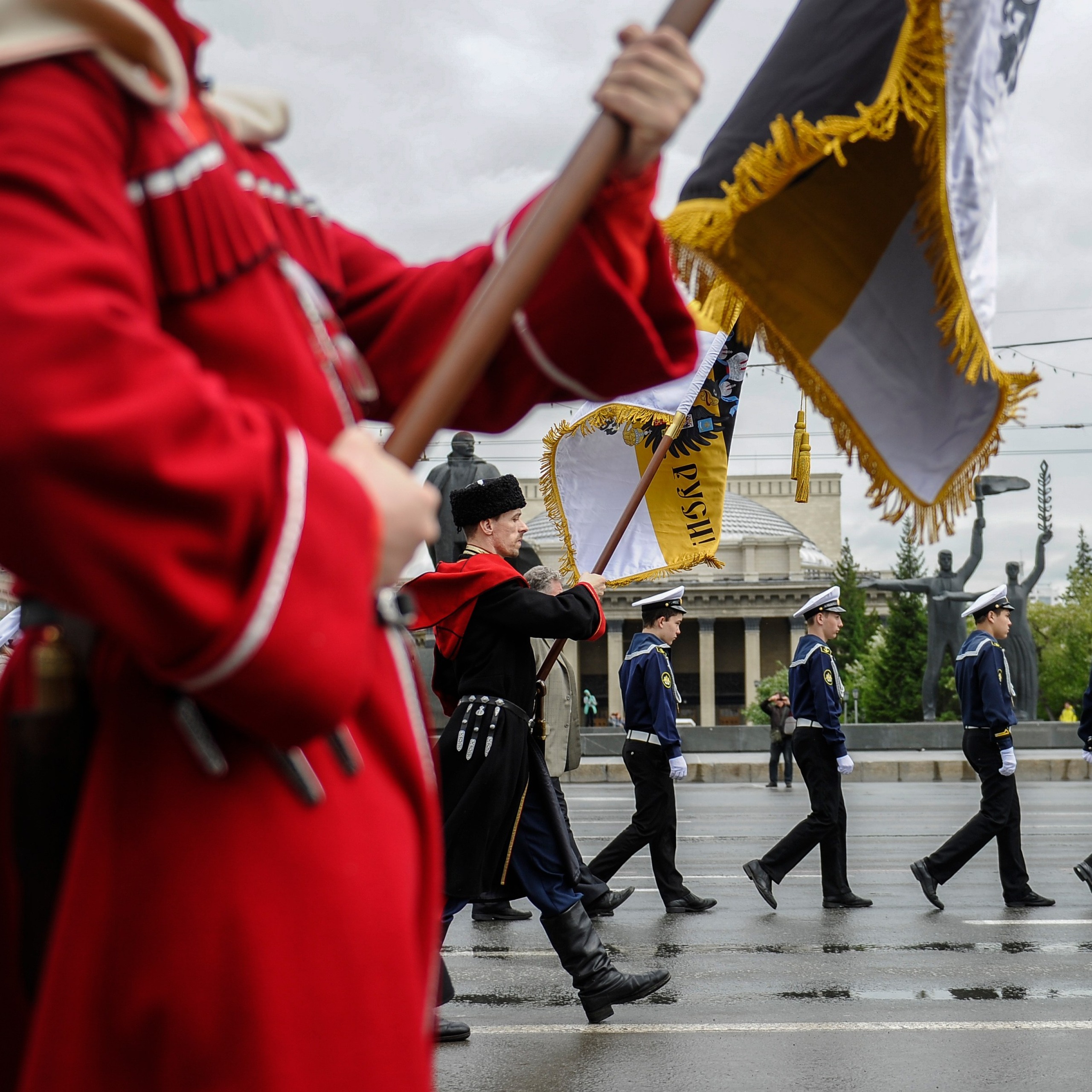 Россия. Новосибирск. 24 мая 2015 года. Крестный ход в честь святых равноапостольных Кирилла и Мефодия по Красному проспекту