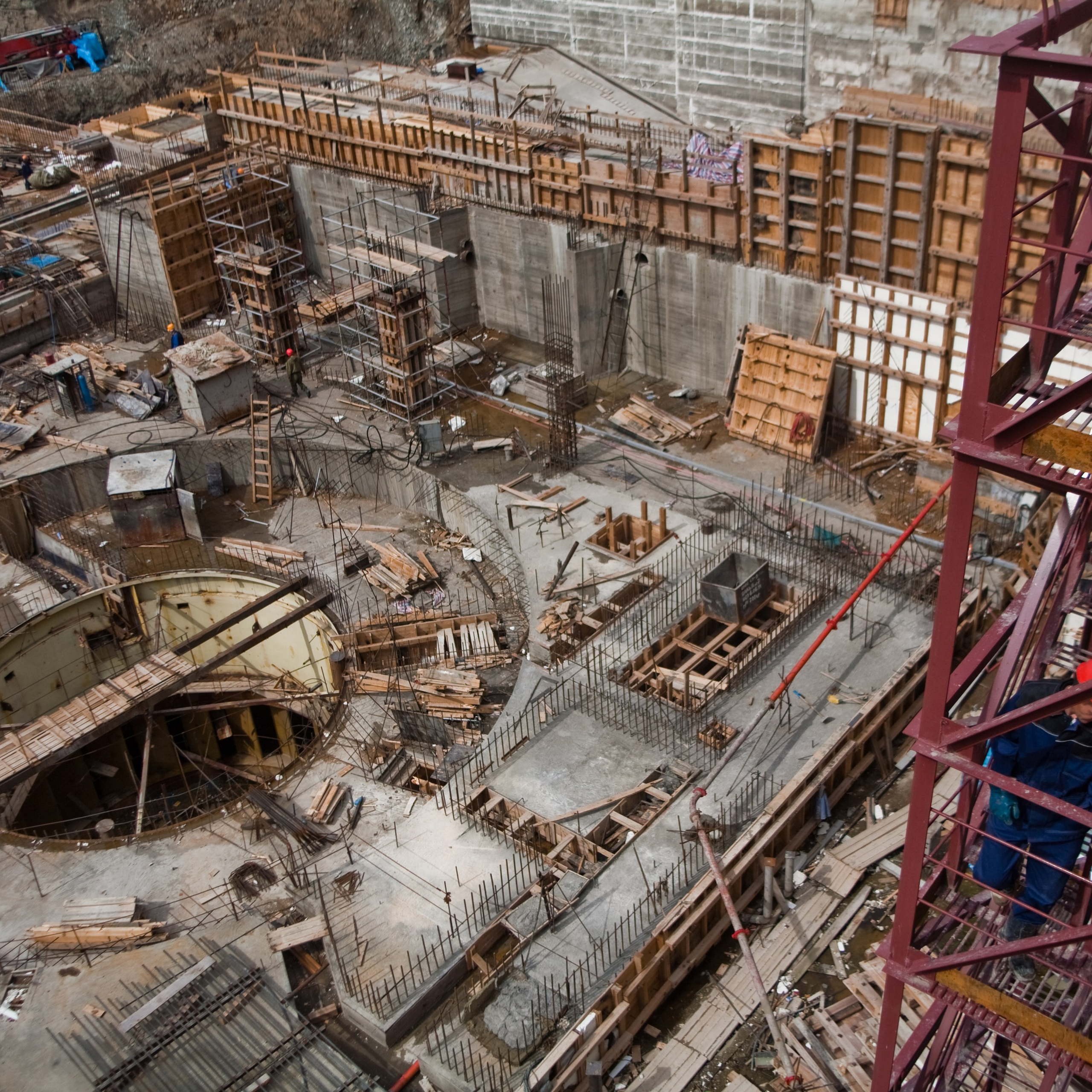 Россия. Красноярский край, Богучанский район. 4 июля 2011 года. Строительство Богучанской гидроэлектростанции на реке Енисей.