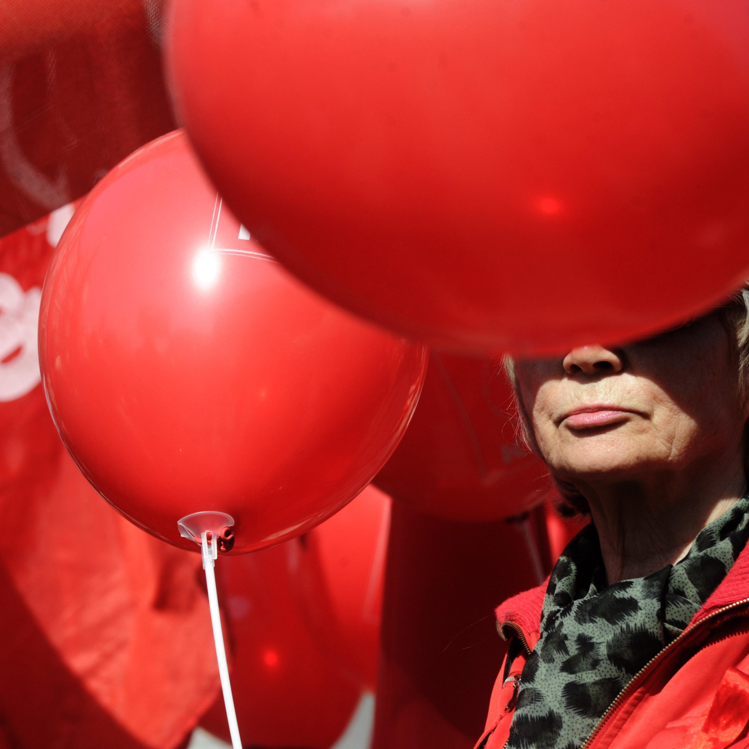 Россия. Новосибирск. 7 ноября 2015 года. Участницы шествия, организованного КПРФ в честь 98-й годовщины Октябрьской социалистической революции. 