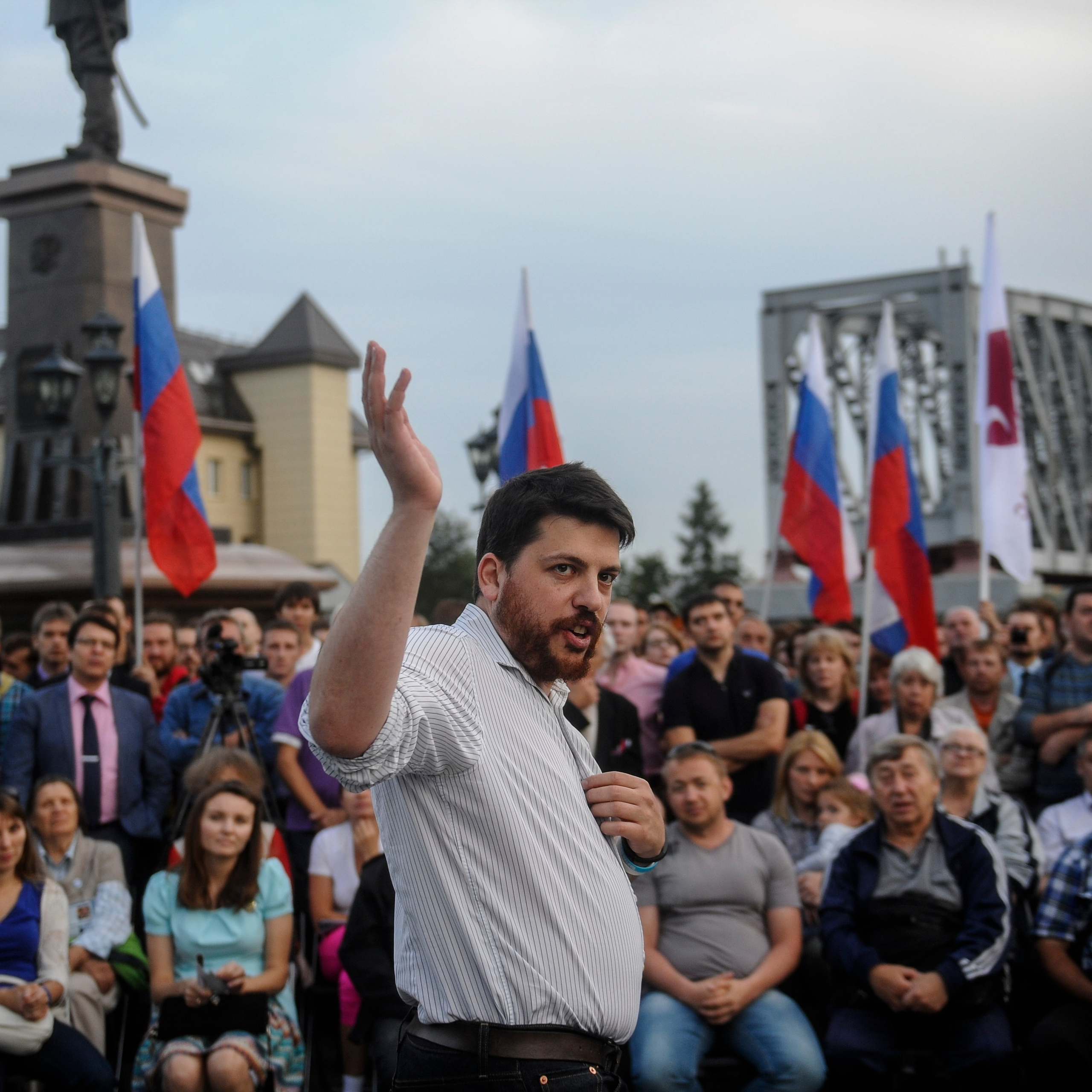 Россия. Новосибирск. 7 июня 2015 года. Руководитель организации "Штабы Навального" Леонид Волков на встрече с жителями города.