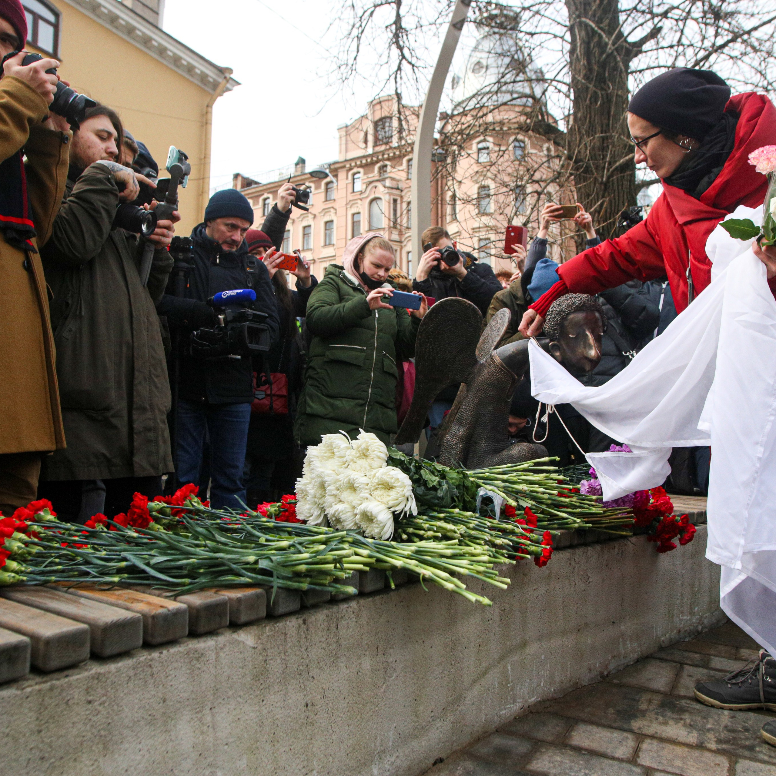 4 марта 2021 года. Вдова скульптора Романа Шустрова Мария Касьяненко открывает скульптуру "Грустный ангел", посвященную погибшим от коронавируса медикам.